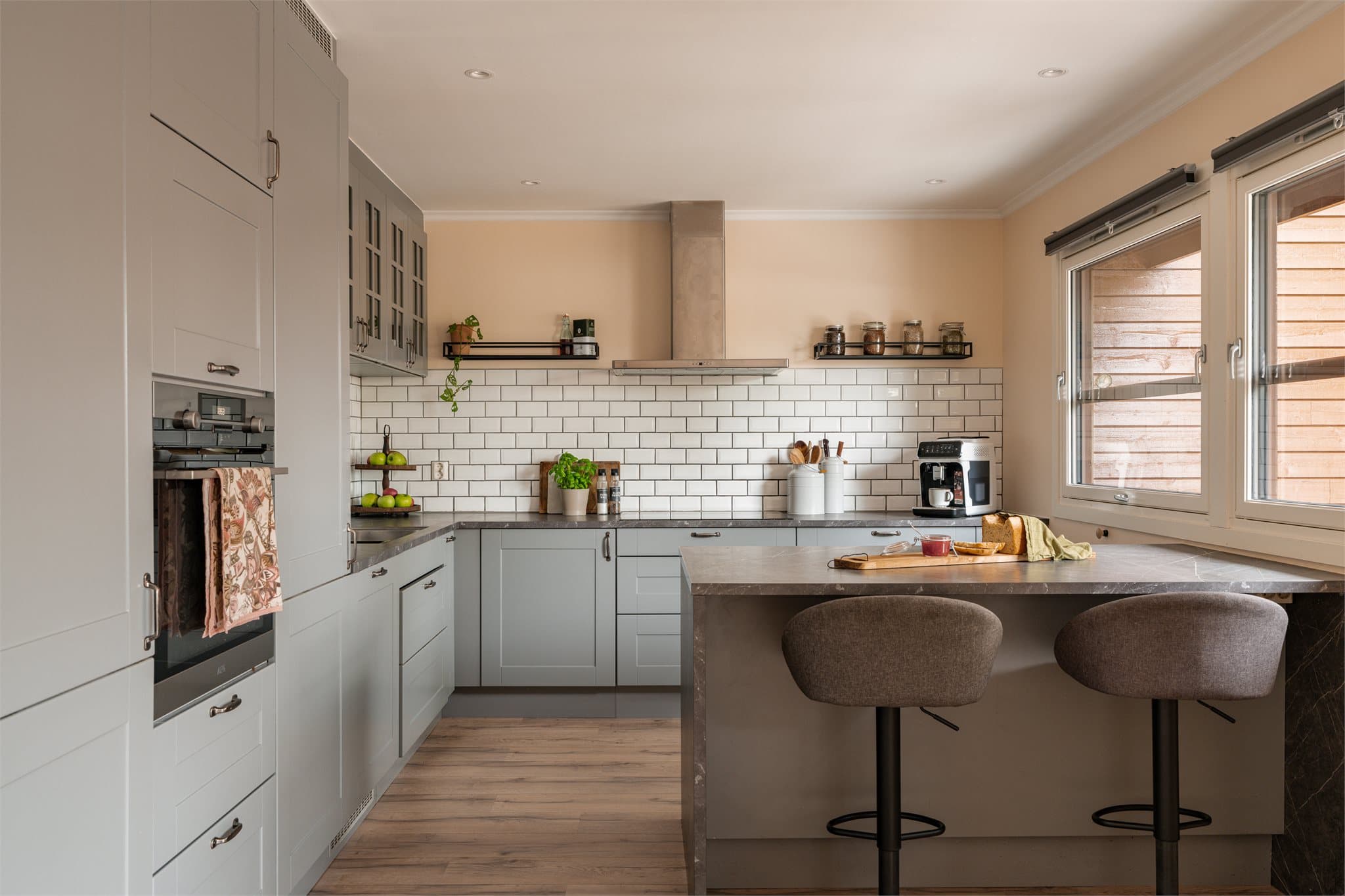 Kjøkkenventilator med avtrekk ut sikrer godt inneklima under matlaging.