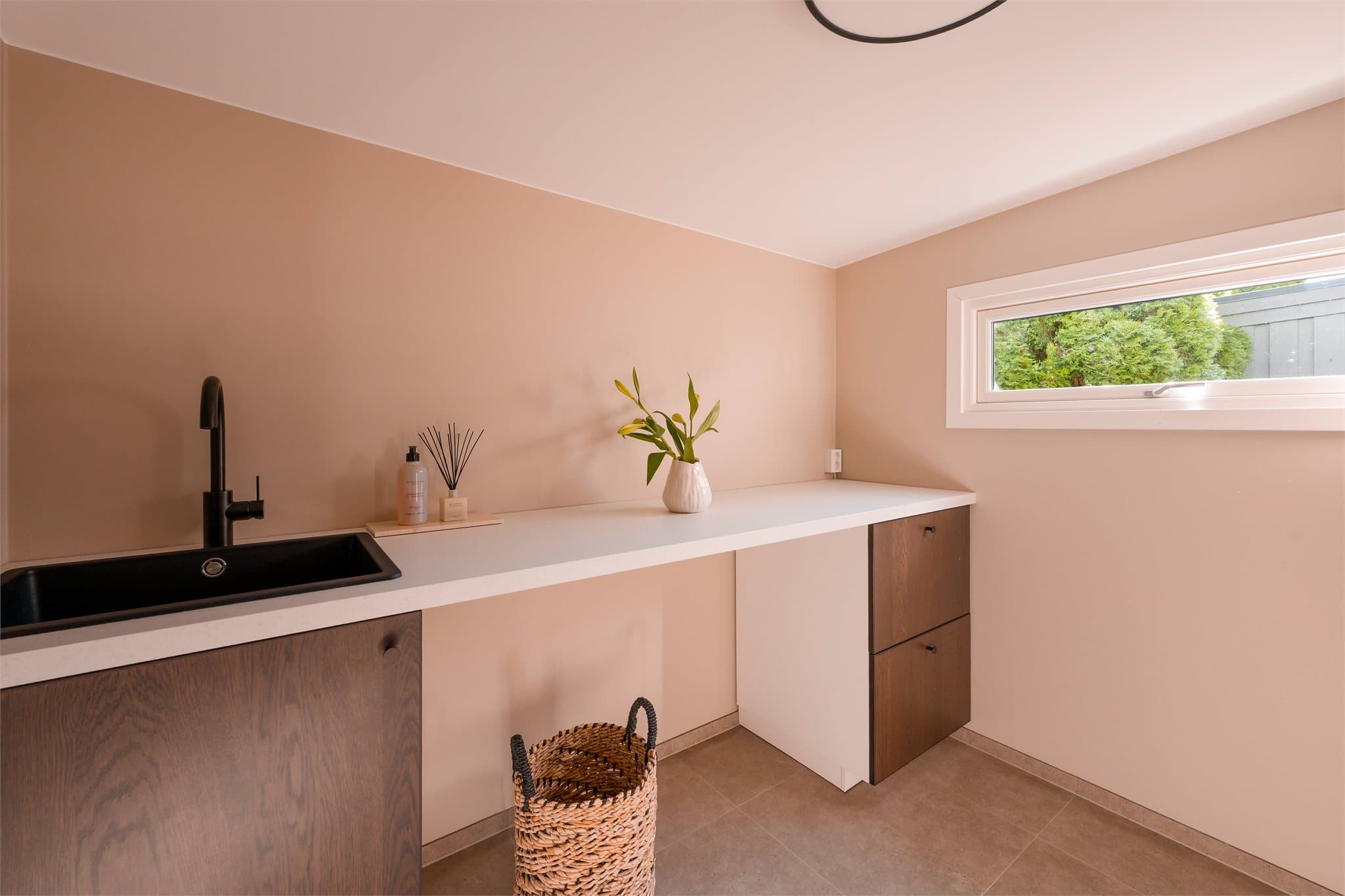 Praktisk bod med opplegg for vask og lagring.