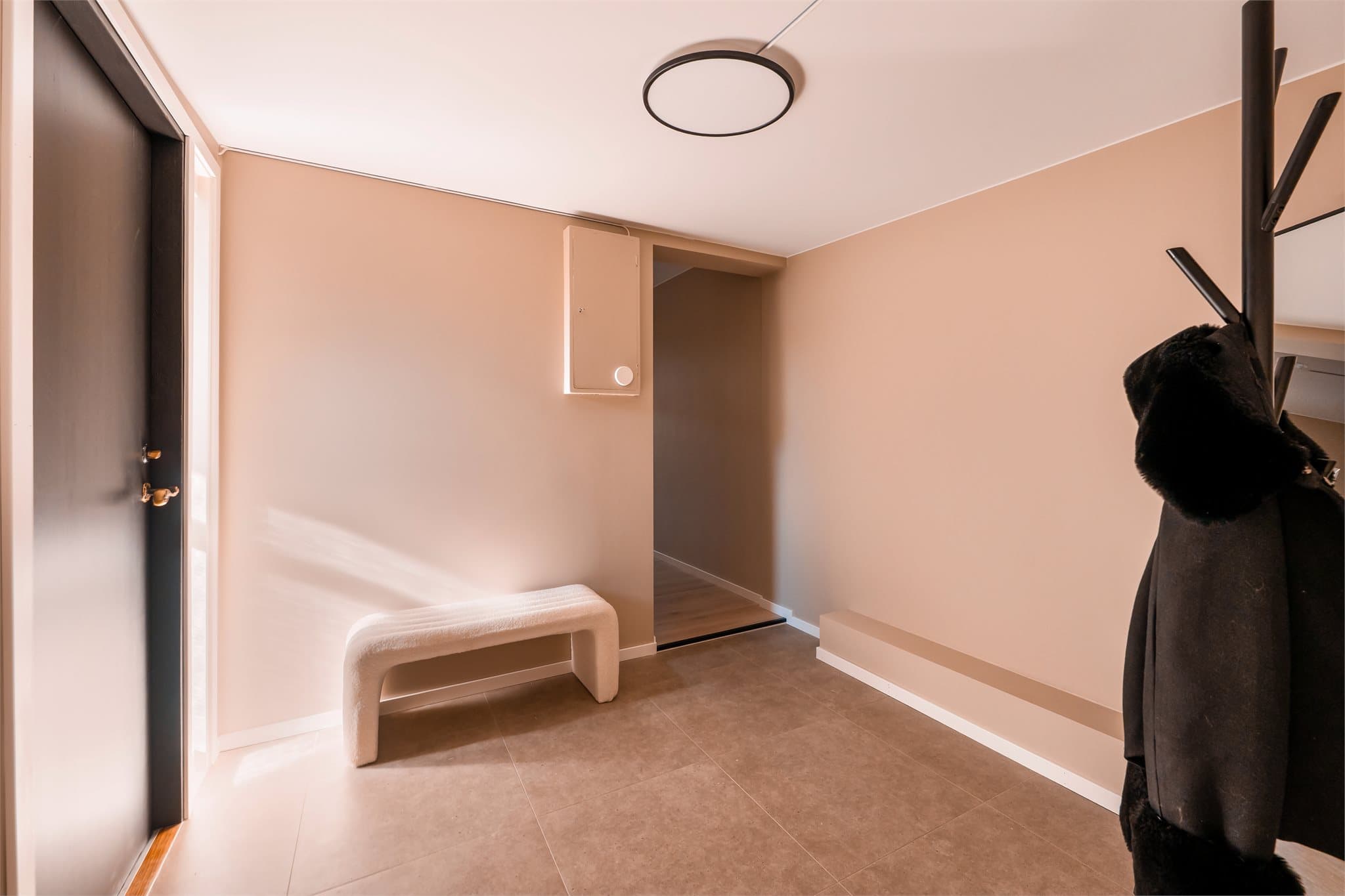 Entré med plass til å henge fra seg yttertøy og sette fra seg sko.