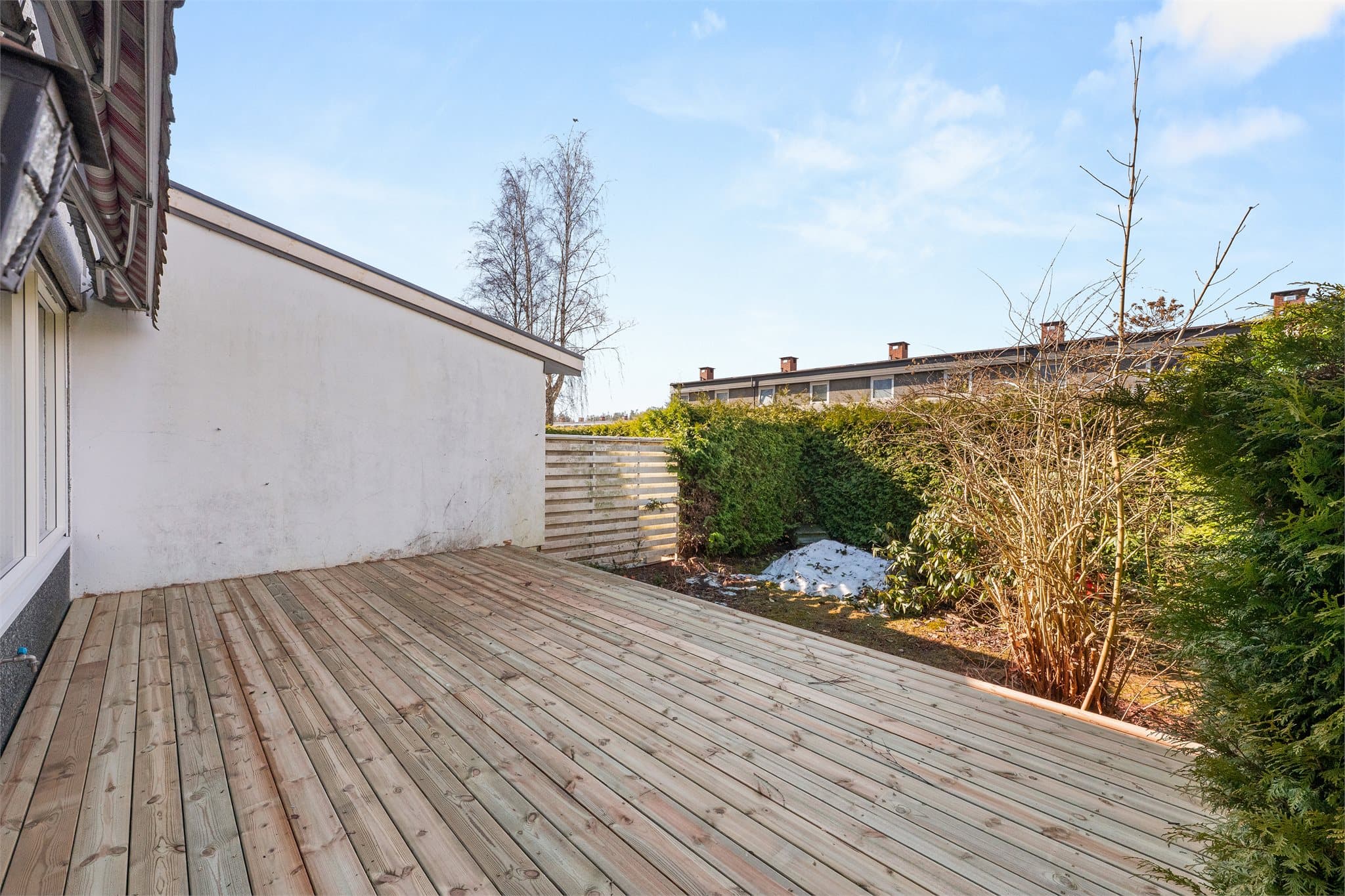 Terrasse med plass til utemøbler og grill.