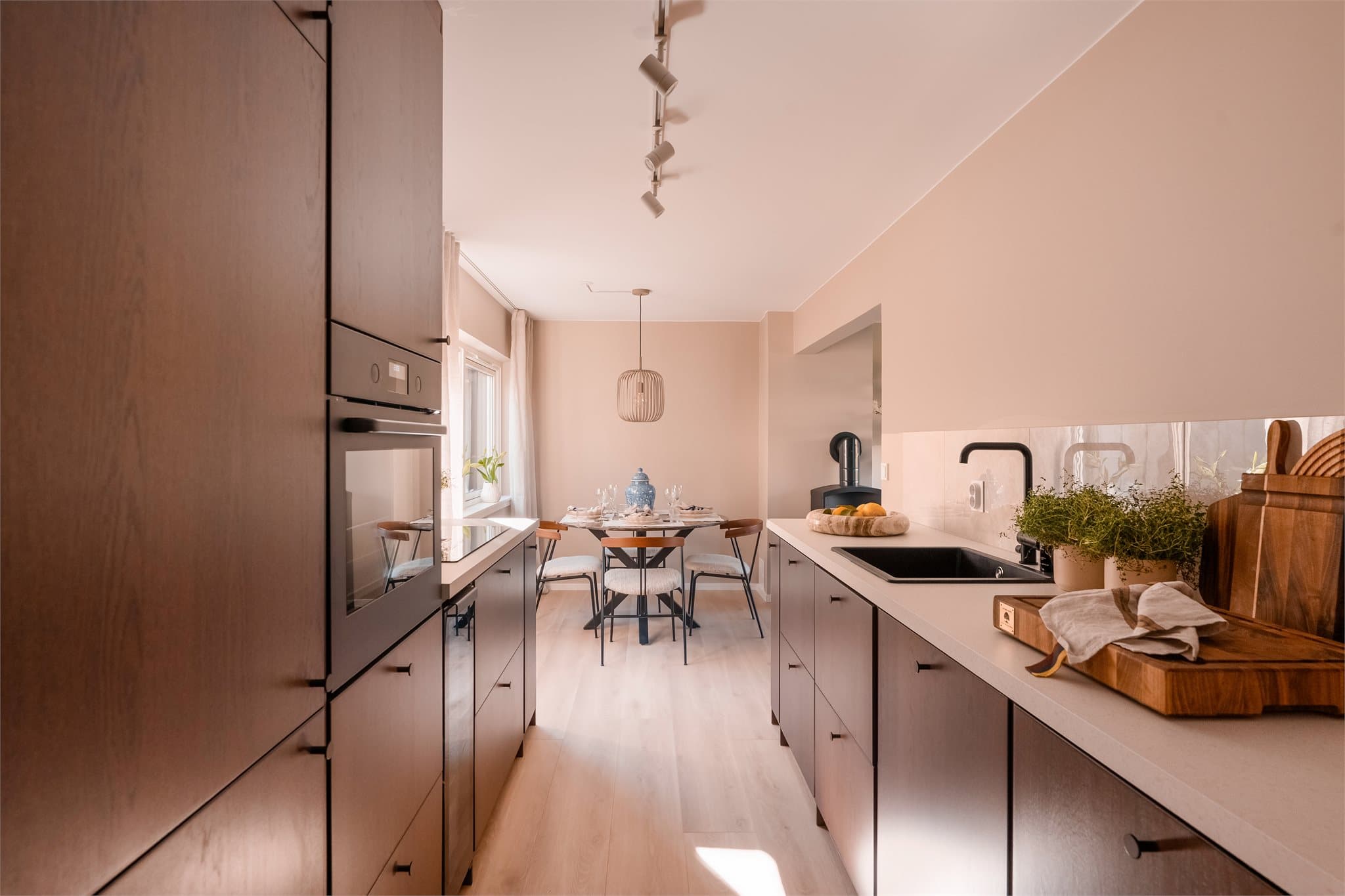 Kjøkken med gode arbeidsflater og godt med skapplass.