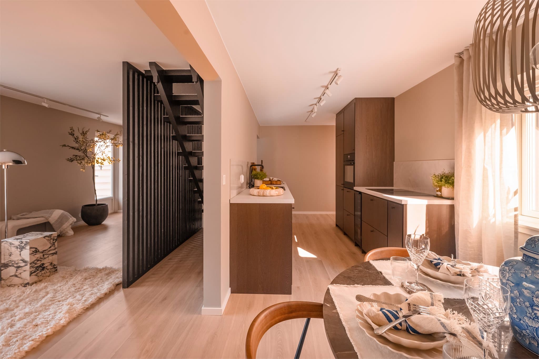 Åpen løsning mellom stue og spisestue gir god flyt.