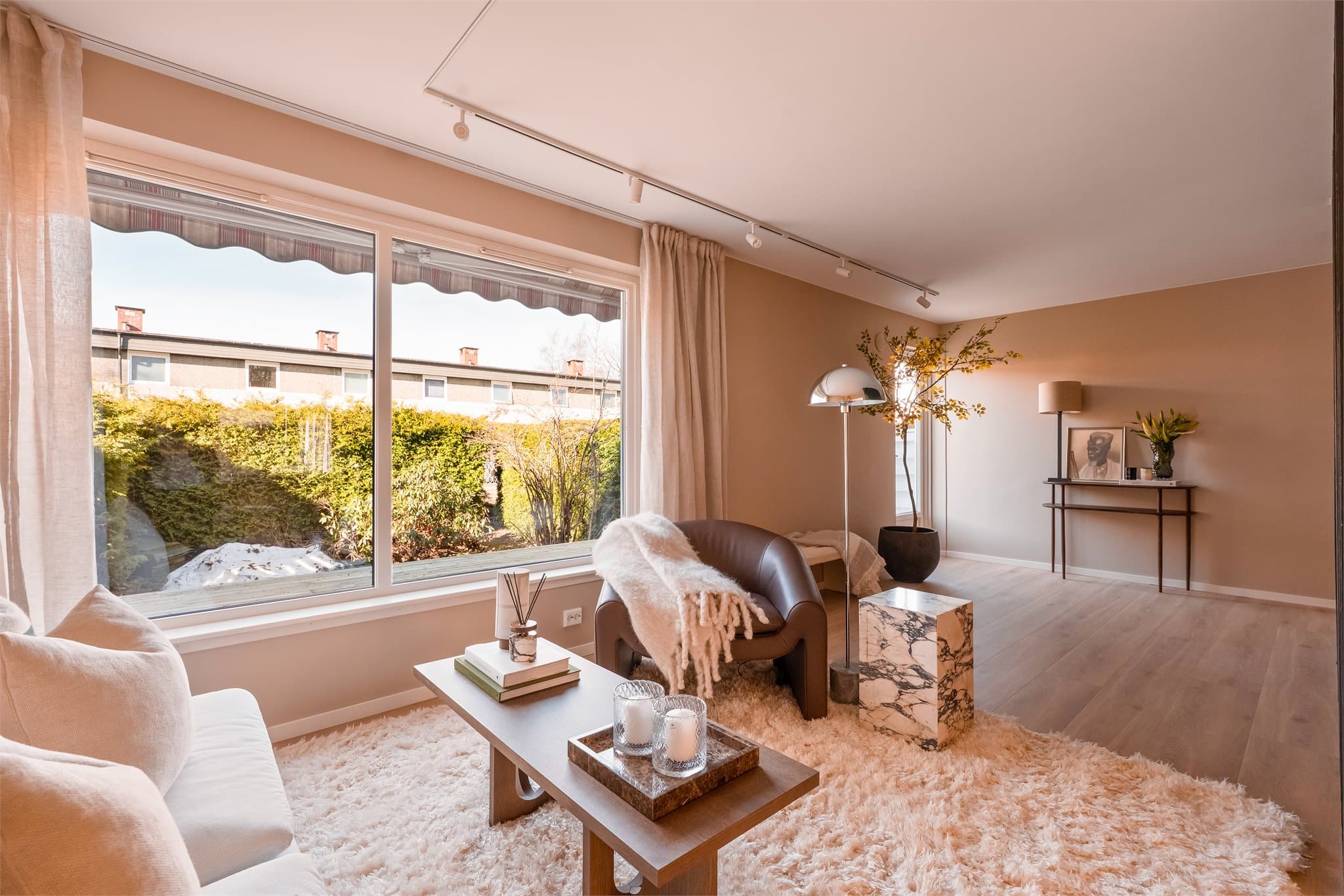 Boligen har en lys og moderne stue med god romfølelse.