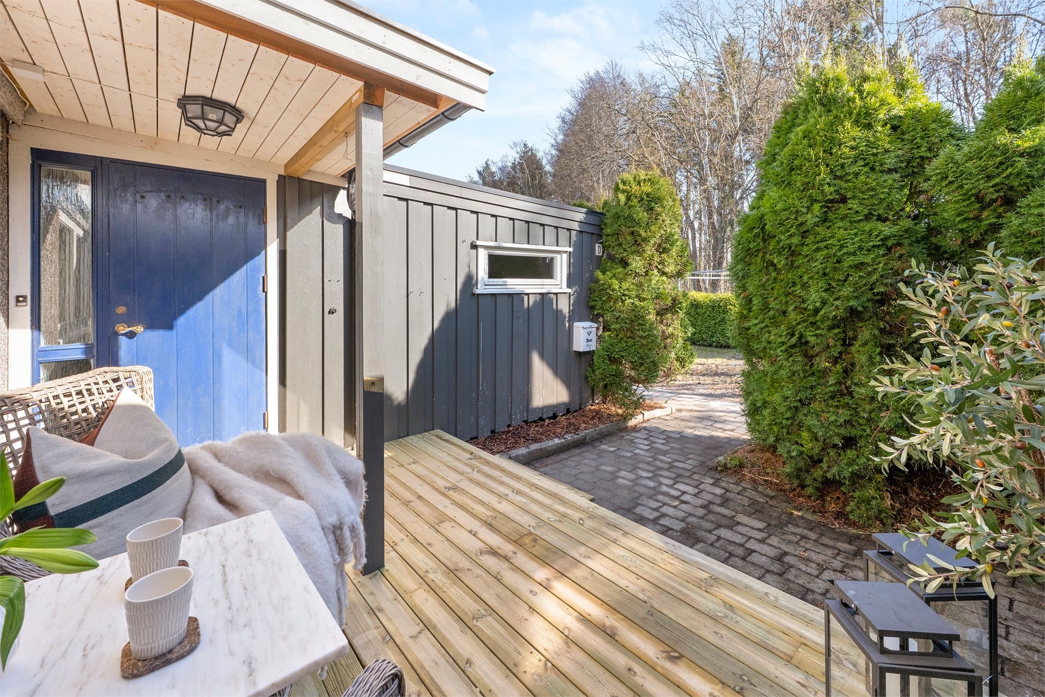 Uteplass ved entre med god plass til sittegruppe.