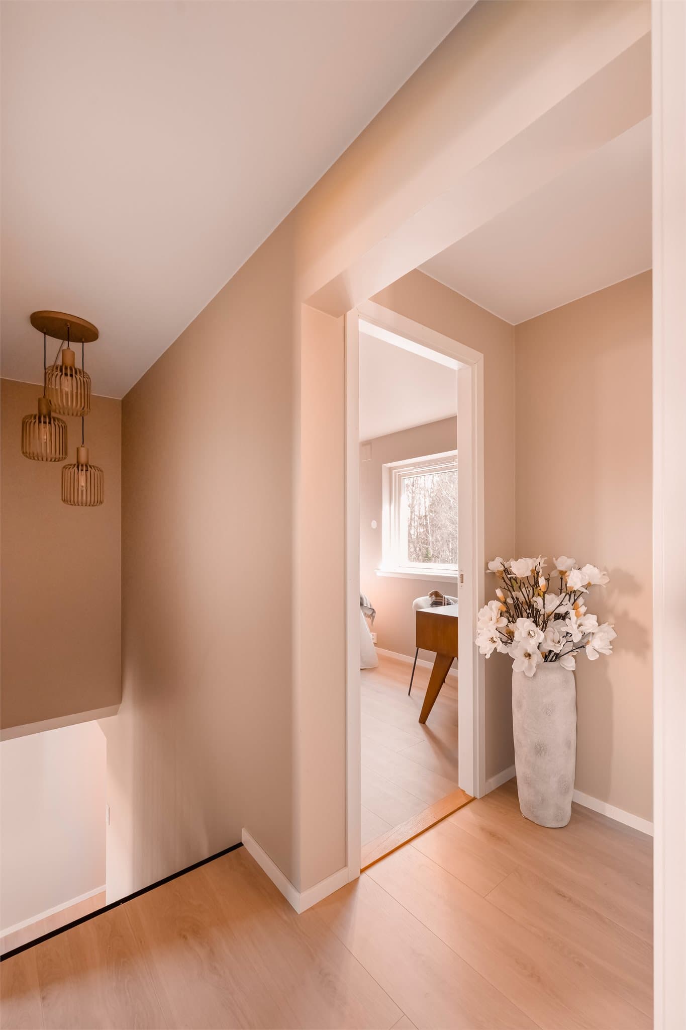 Gang med adkomst til boligens 3 soverom og bad.