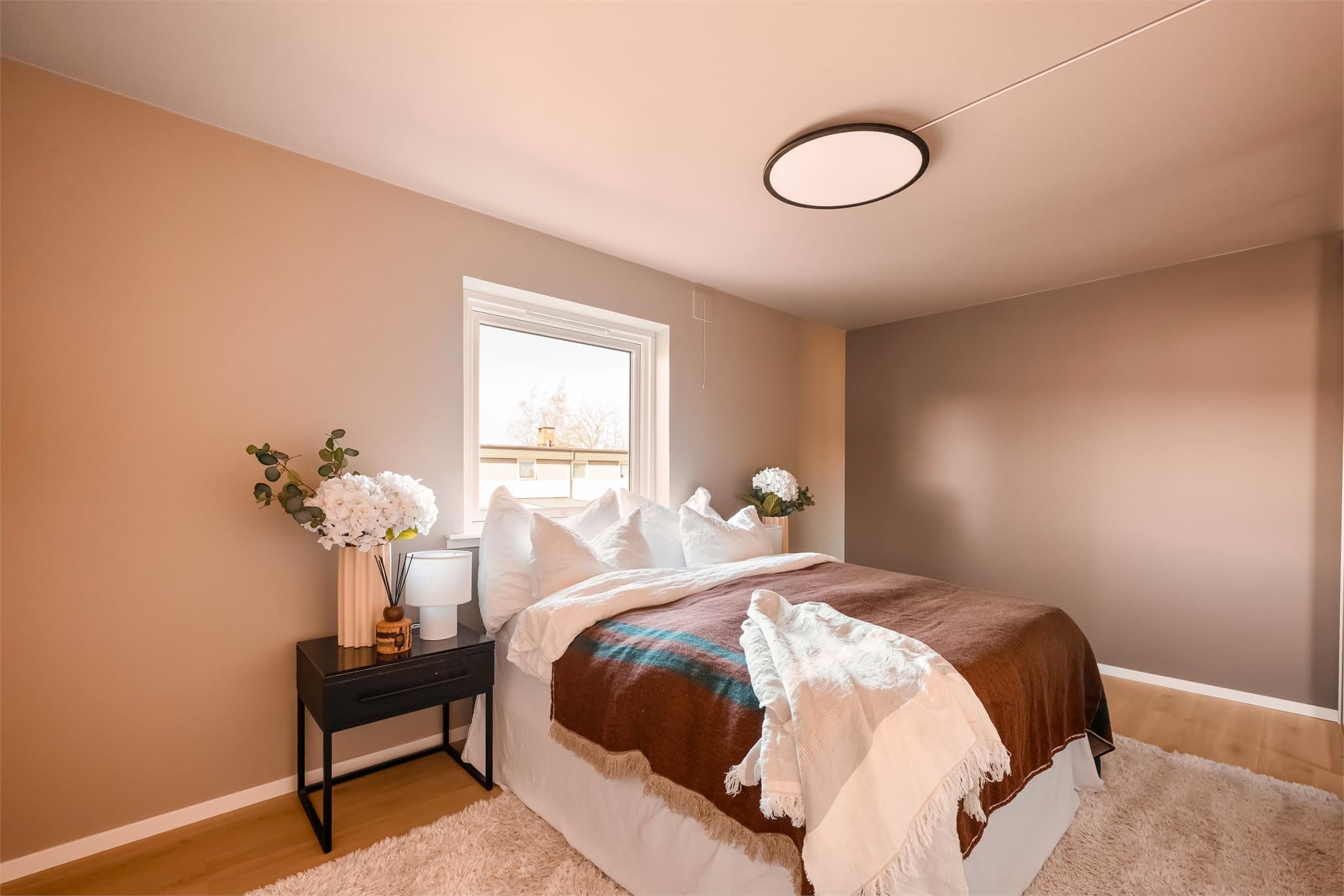 Soverom 2 med fleksible møbleringsmuligheter.