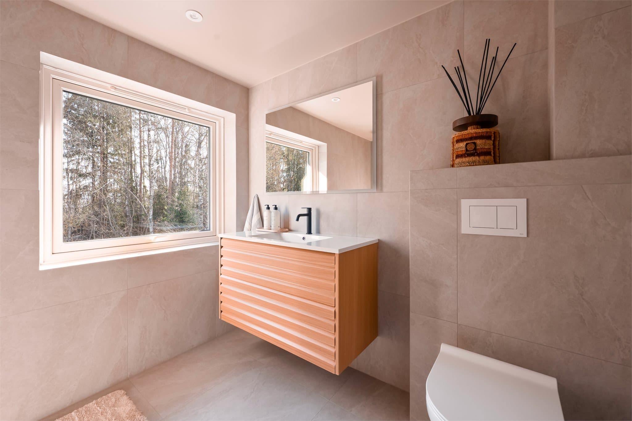 Bad med moderne innredning og gode løsninger.