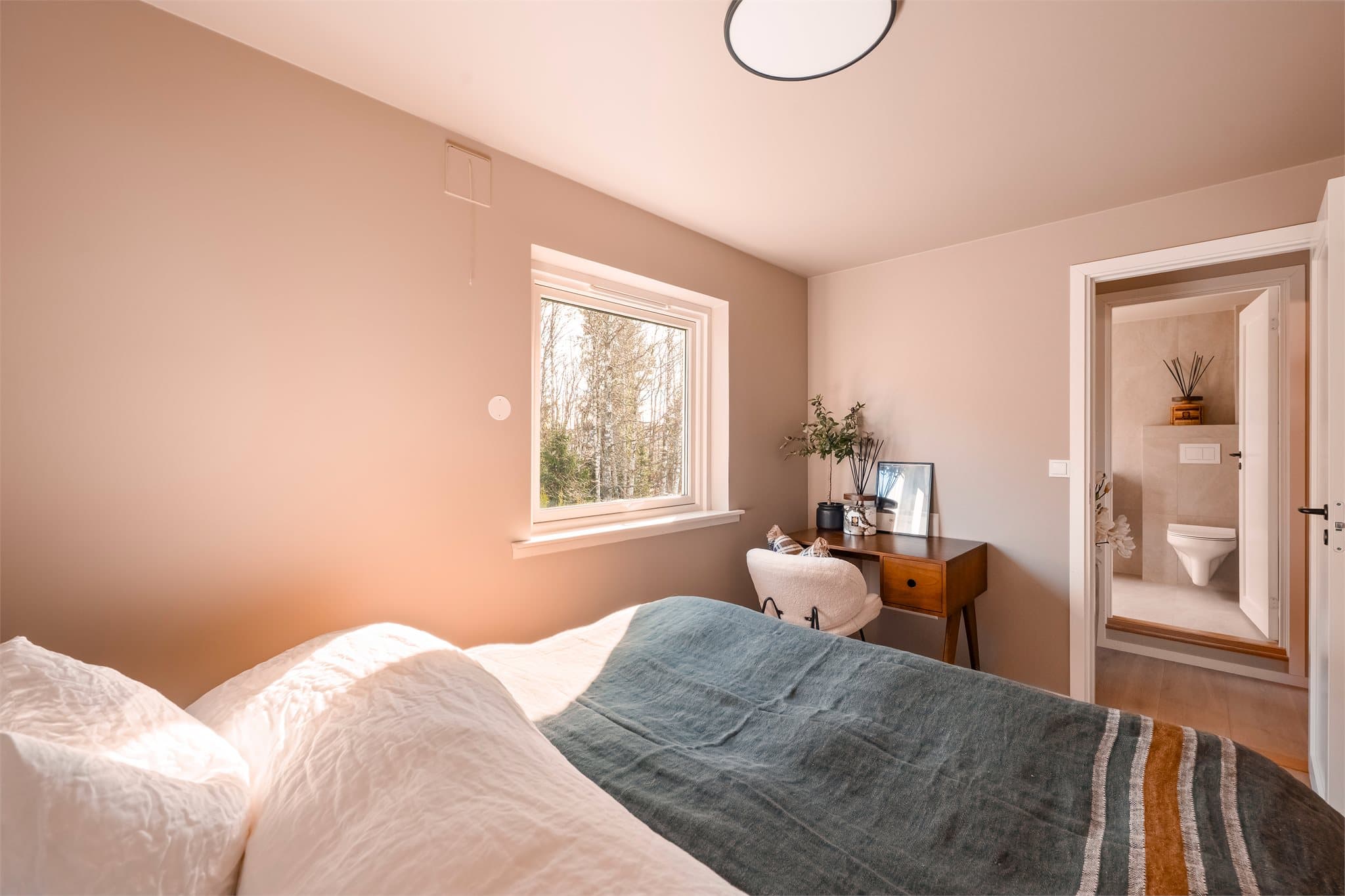 Soverom med rolig og behagelig atmosfære.