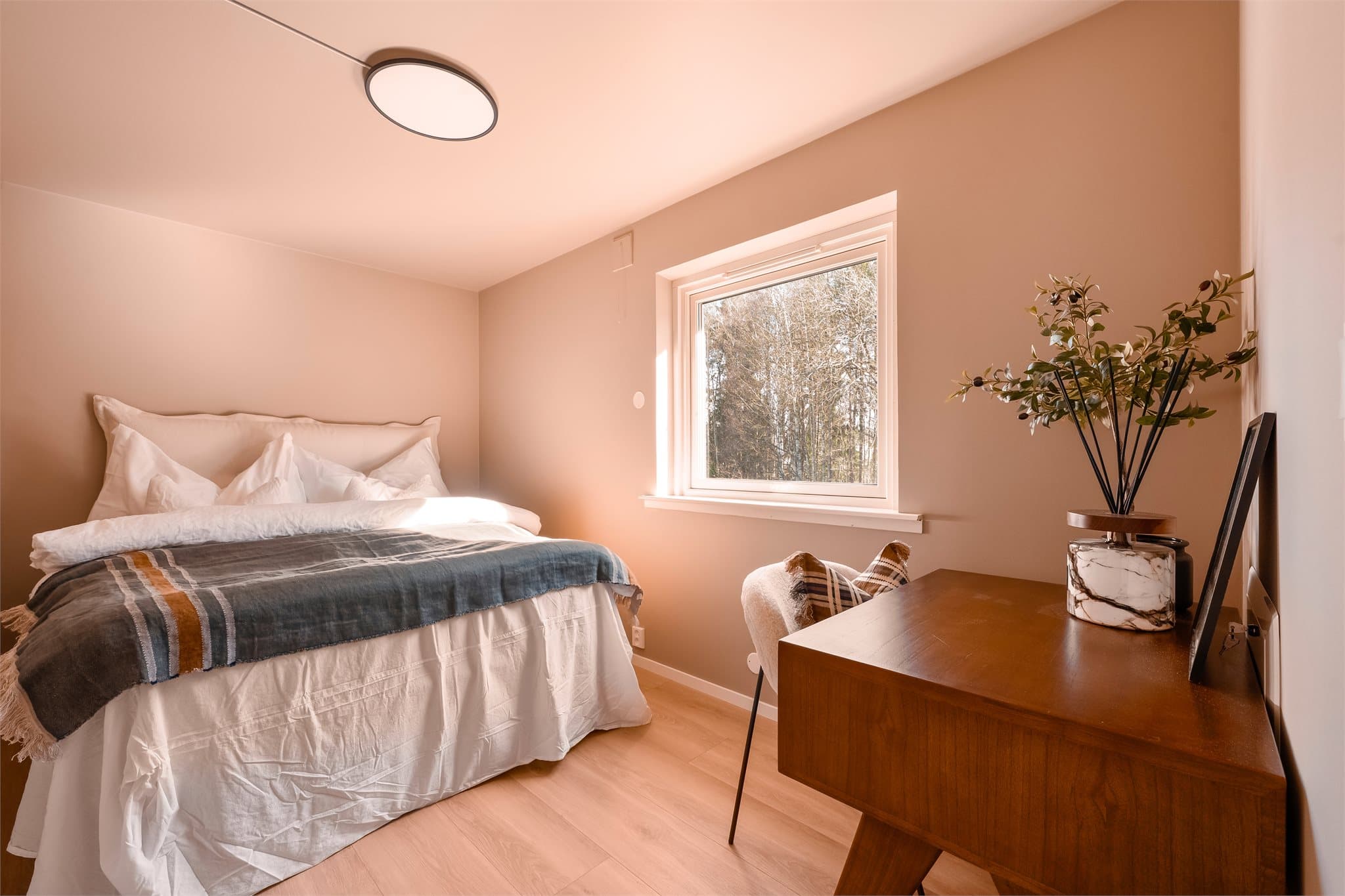 Soverom med plass til dobbeltseng og skrivebord.
