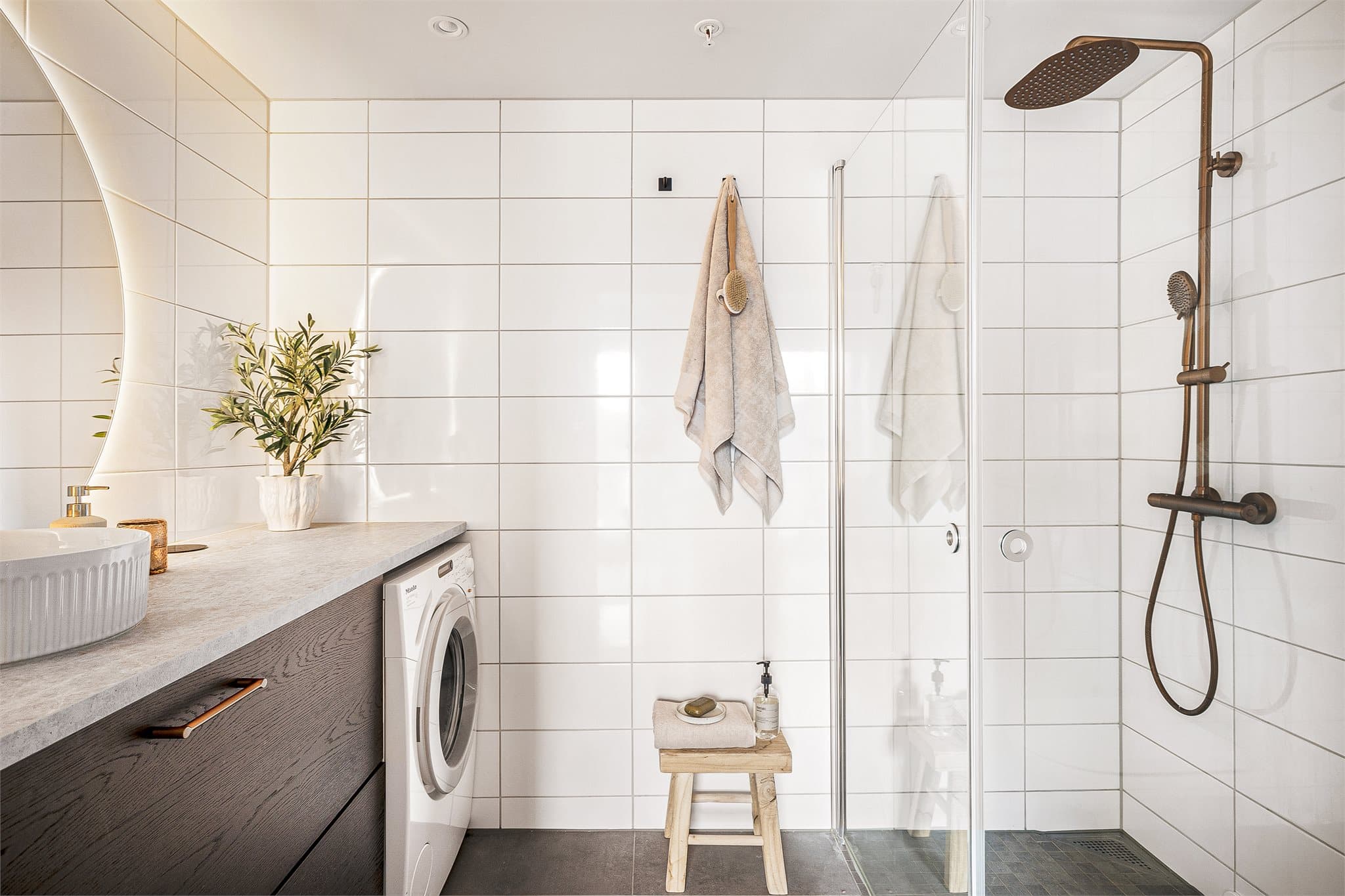 - Moderne baderom på 4,7 m² med stilrene fliser på gulv og vegger -