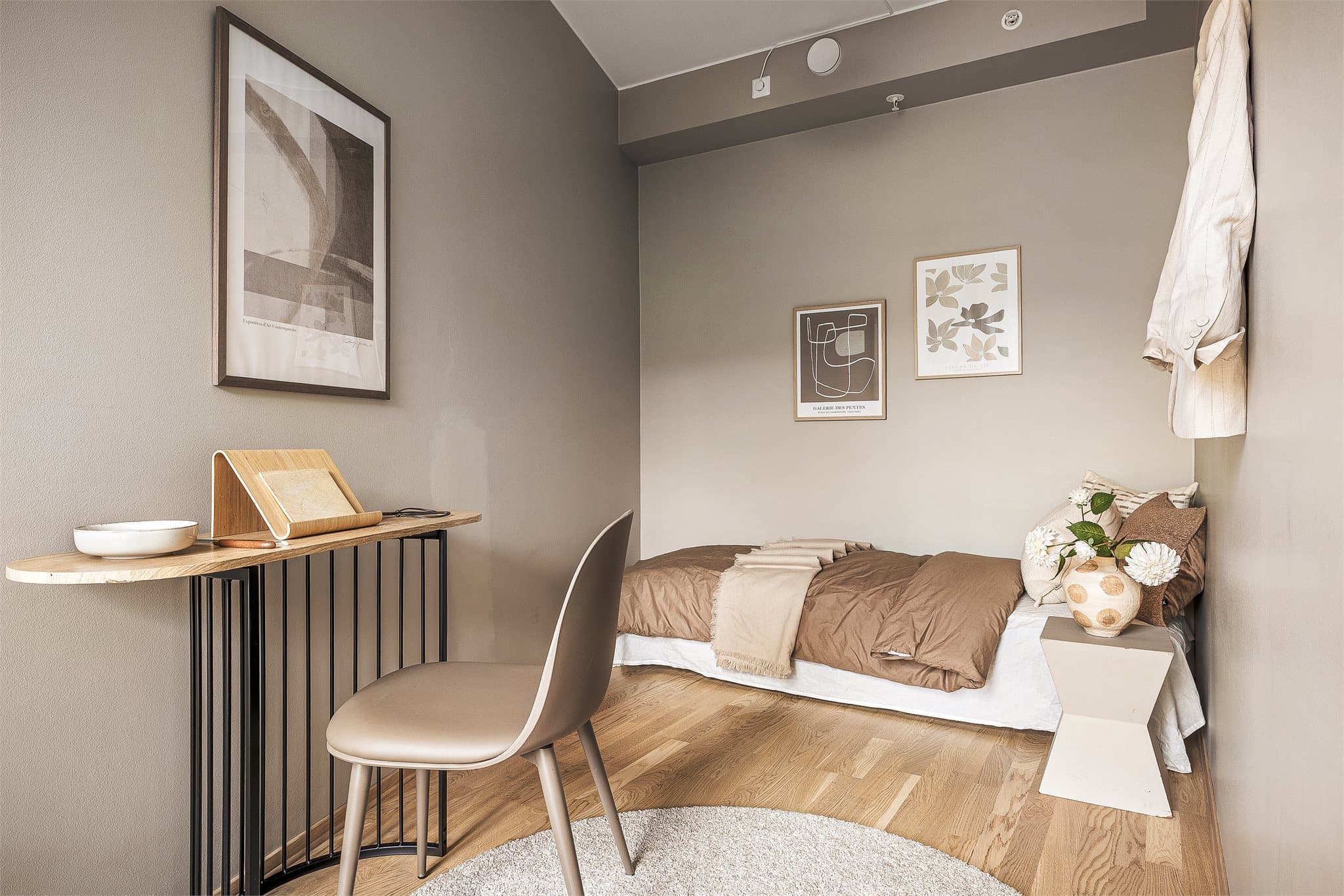 - Soverom 2 måler 7 m² og passer ypperlig som barne- eller gjesterom -