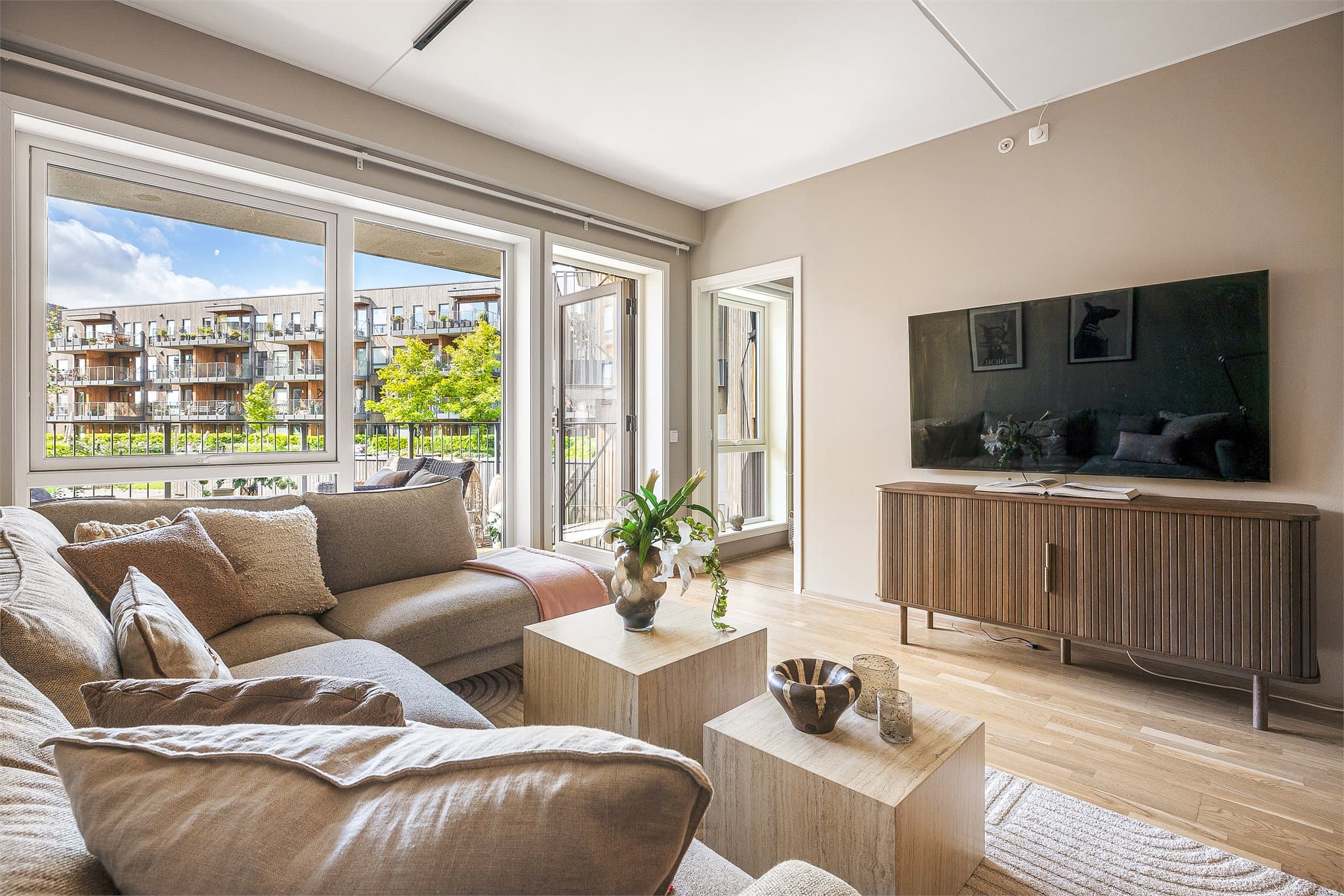 - Leiligheten har et innvendig bruksareal på 86 m², og inneholder entré, 2 bad, 2 soverom, stue/kjøkken, teknisk kott og bod -