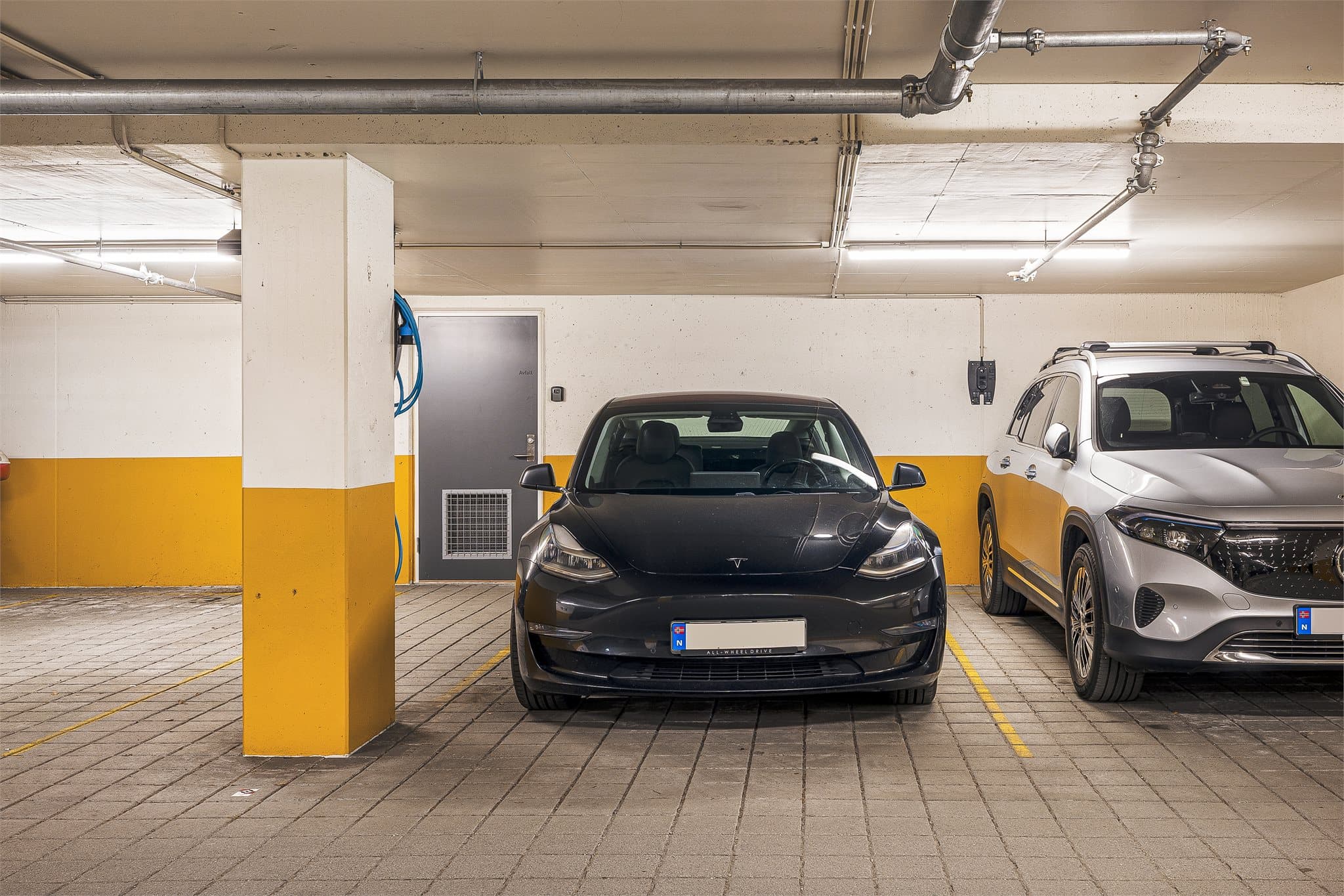 - Leiligheten har en fast parkeringsplass som befinner seg i kjelleren -