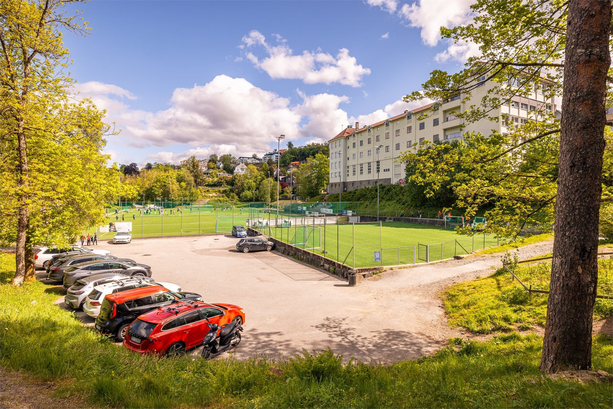 - Aktivitetstilbudene er mange med Paradis fotballbane like nedenfor Paradis skole -