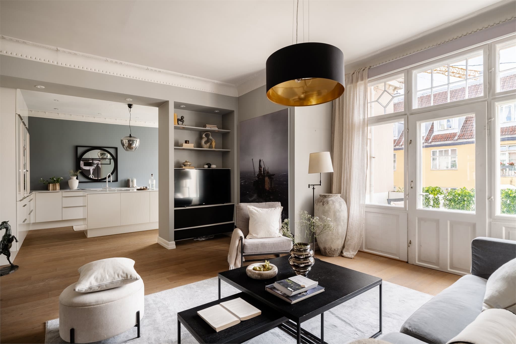 Her er det parkett på gulv, god plass til sofagruppe og lekre detaljer som rosett og stukkatur i taket.