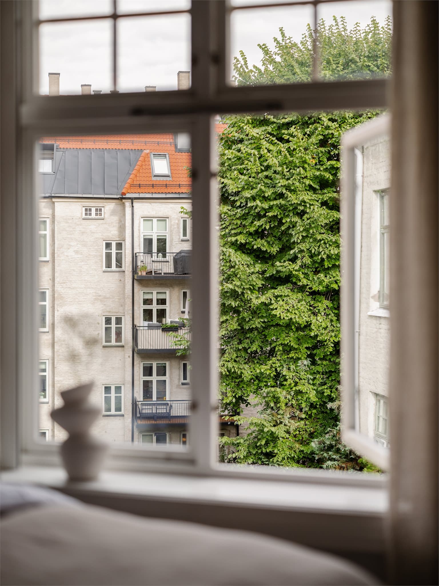 Her kan man sove i rolige omgivelser med vinduer vendt mot frodig bakgård.