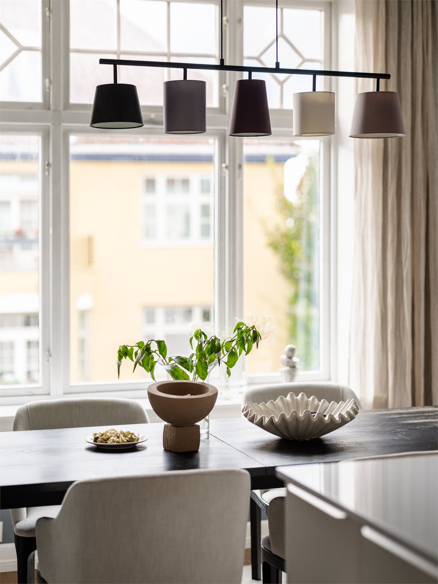 Her har du også god plass til et lengre spisebord med stoler, noe som setter prikken over i`en på et sosialt og eksklusivt kjøkken.