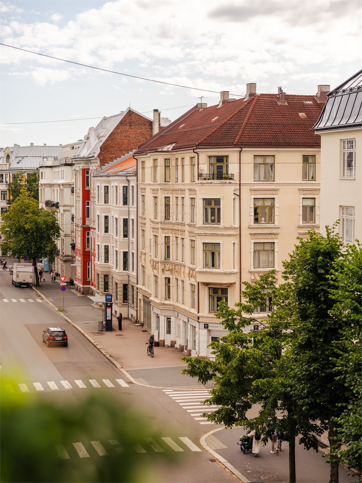 Fra balkongen har du behagelig utsikt mot nabolaget på beste Frogner!