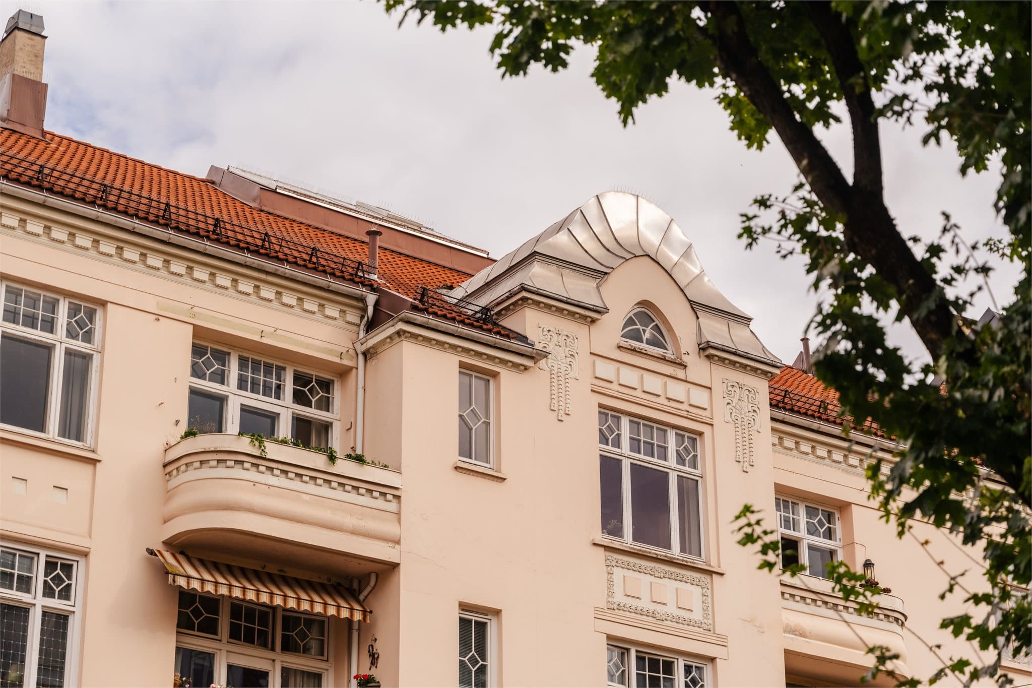 Utsmykkede fasaåedetaljer vitner om bygningens historie og arkitektoniske kvalitet.