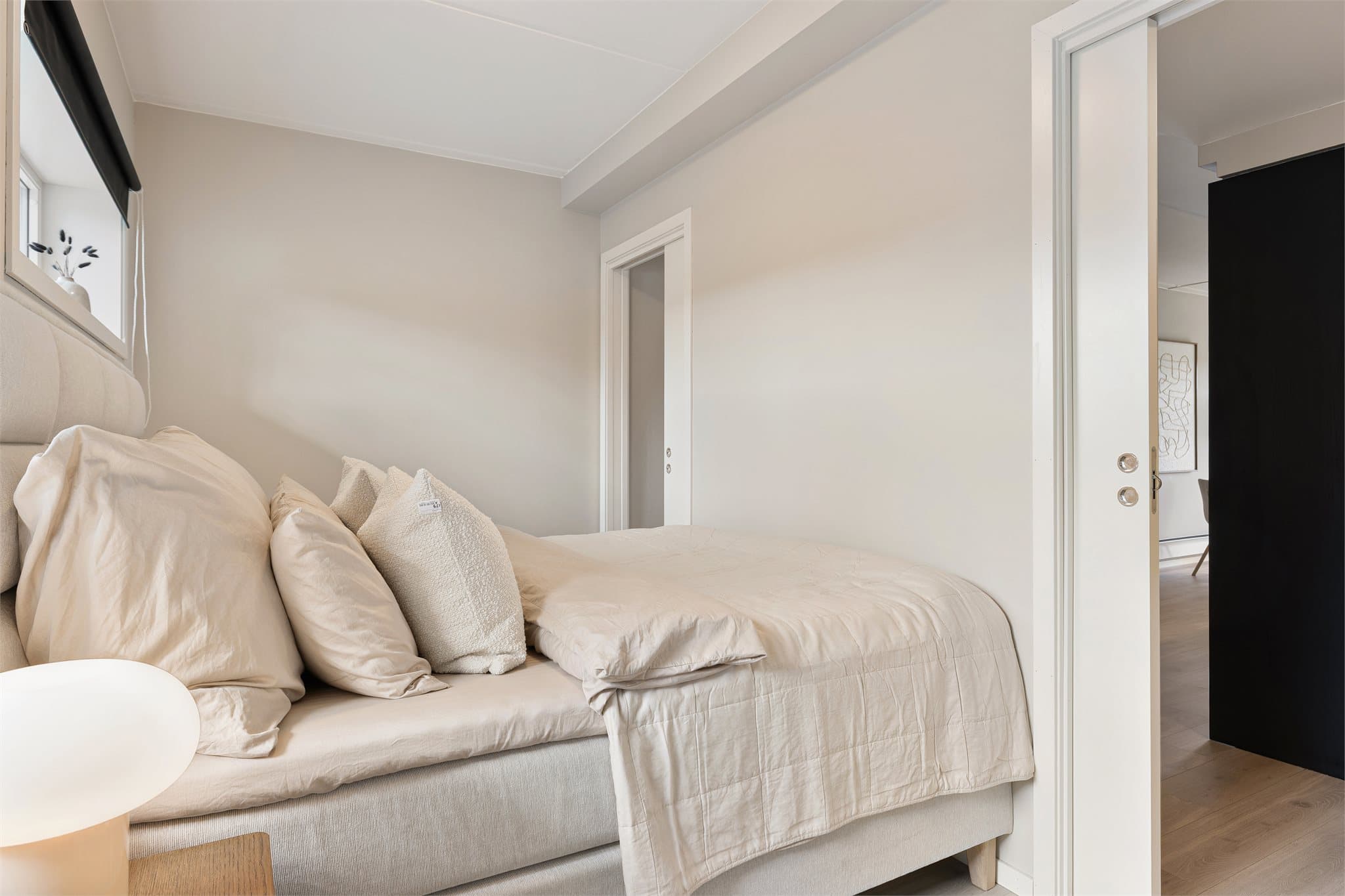 Soverommet har integrert skyvedørsgarderobe som gir gode oppbevaringsmuligheter.