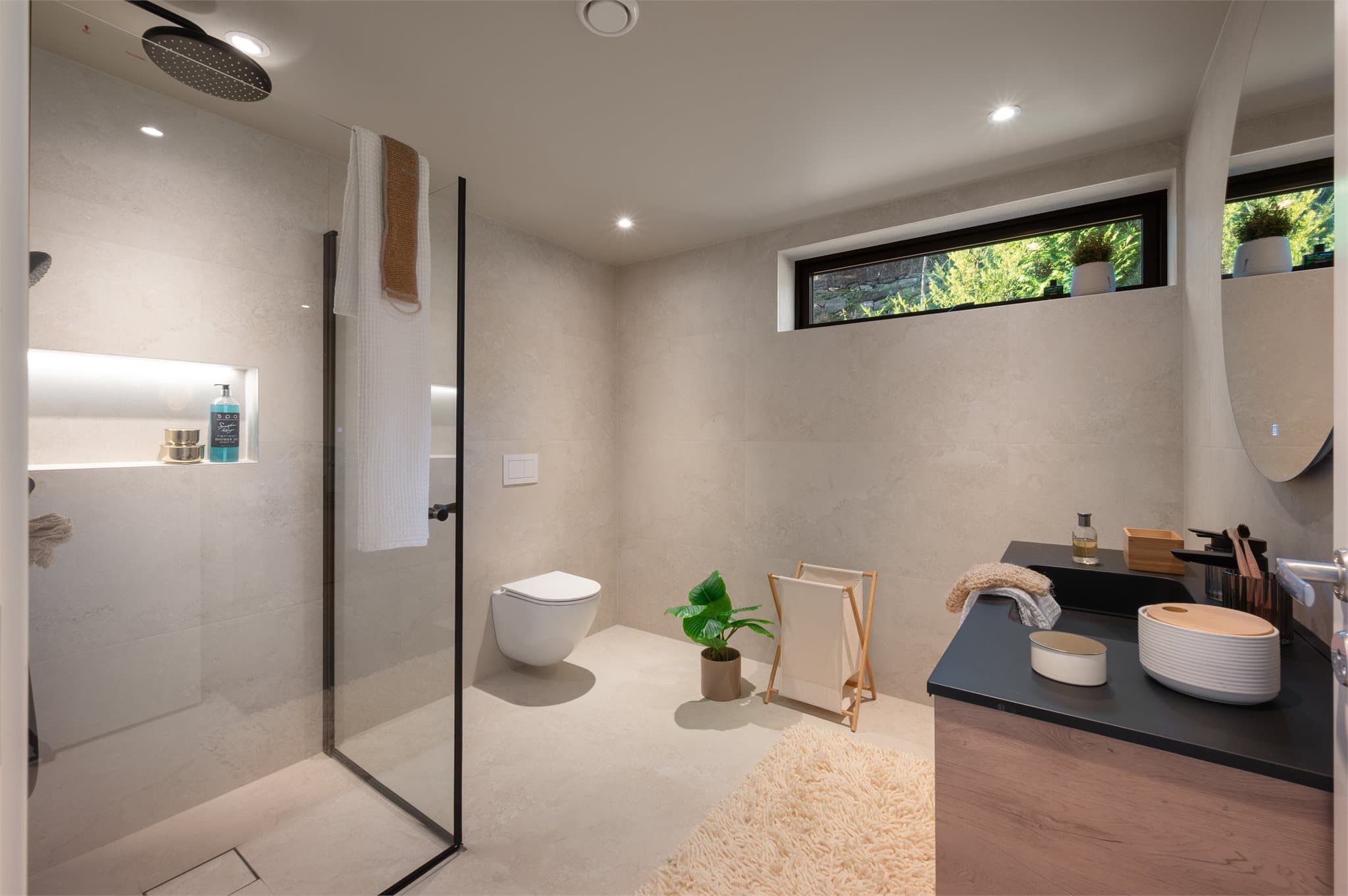 - Badene er innredet med vegghengt toalett med innbygd sisterne, samt et dusjhjørne og heldekkende servant -