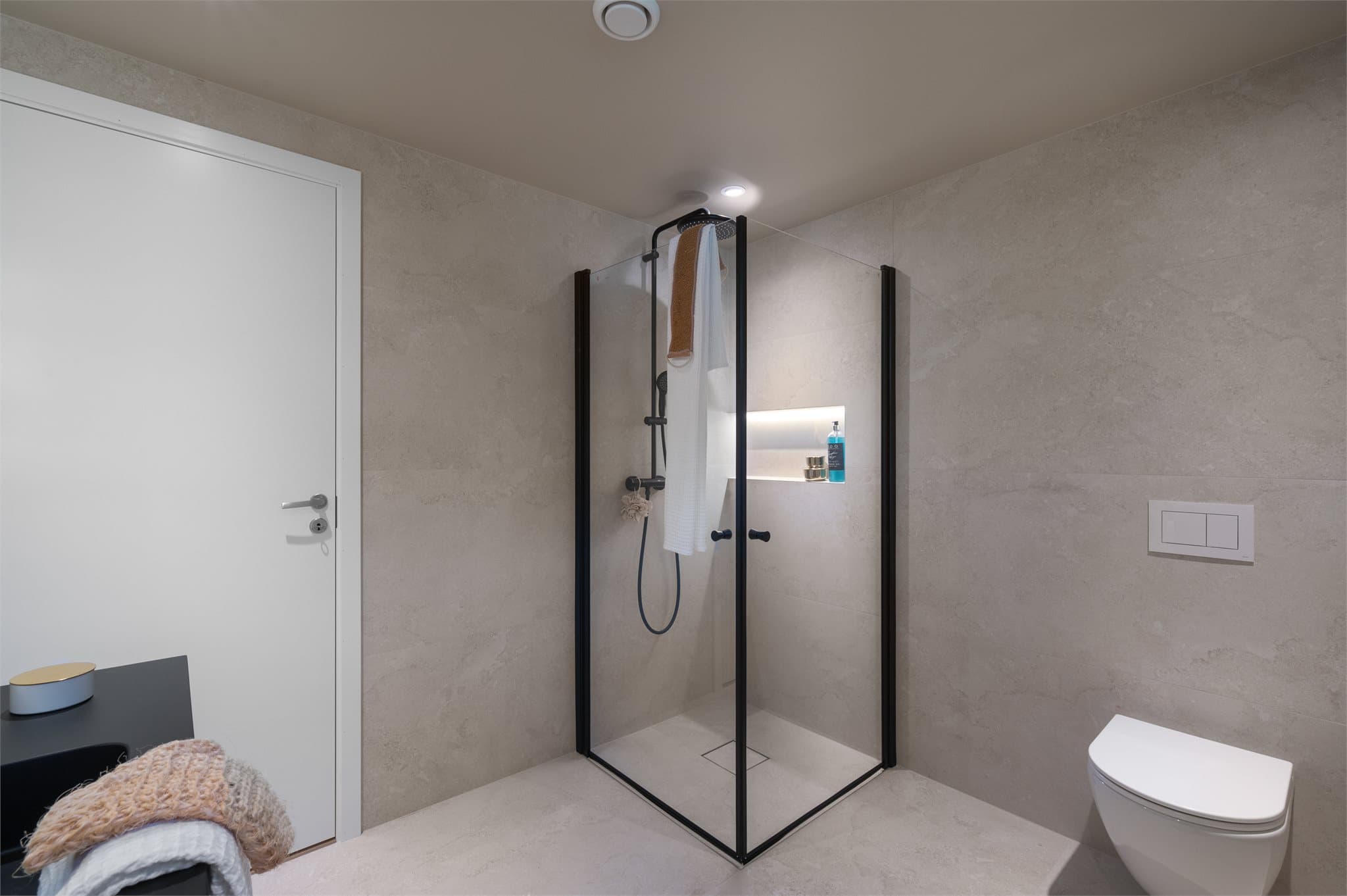 - Badene er helfliset med elegante 60 x 60 cm Modena Pro Stone Dark Grey fliser -