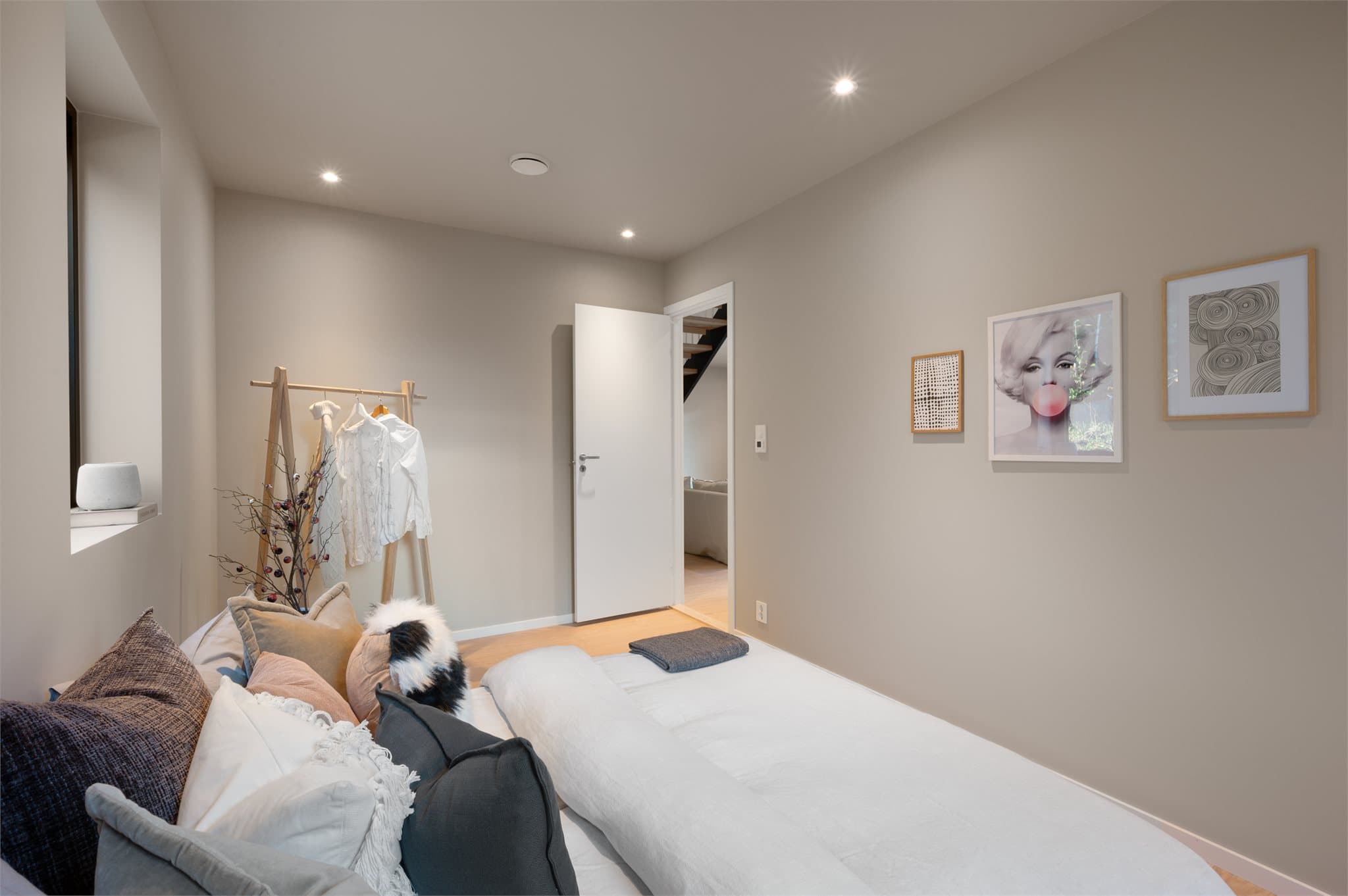 - Her har du rikelig med plass til dobbeltseng og øvrig ønsket møblement -