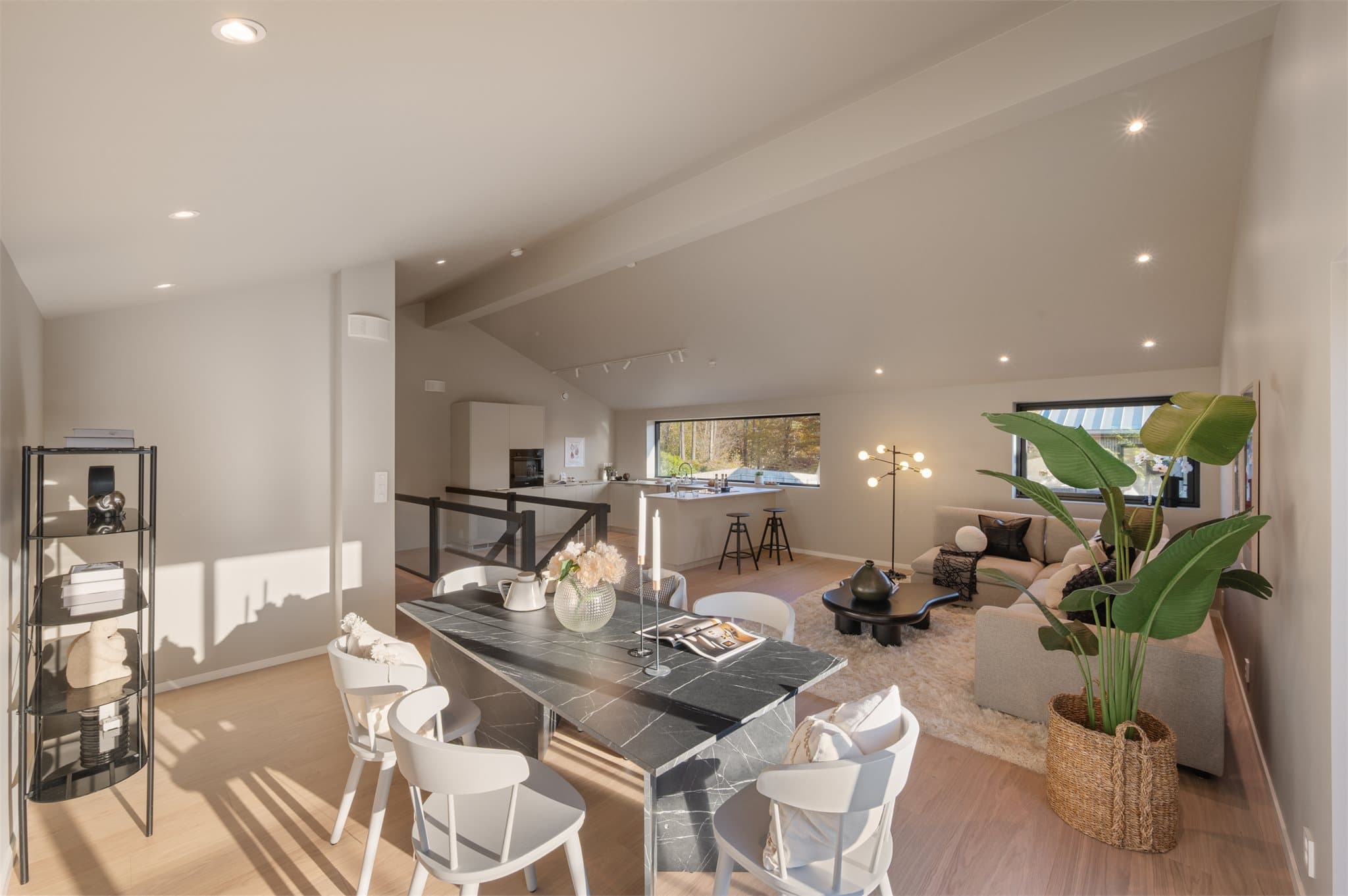 - Gjennomgående lik 1-stavs herdet tregulv i eik fra Bjelin bidrar til et flott helhetsinntrykk av boligen -