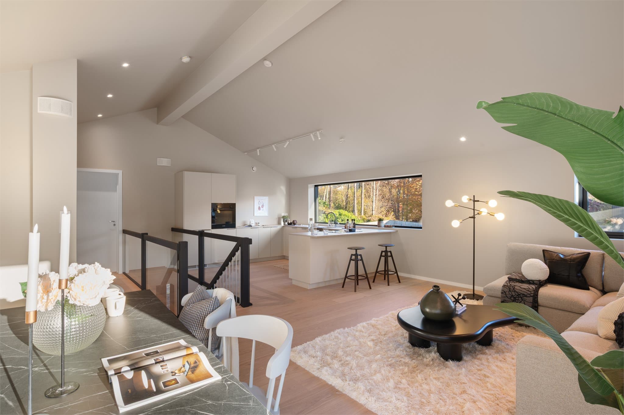 - Rundt dører og langs gulv monteres hvitmalte lister som gir en diskret, men tydelig avslutning mellom flater og overganger -