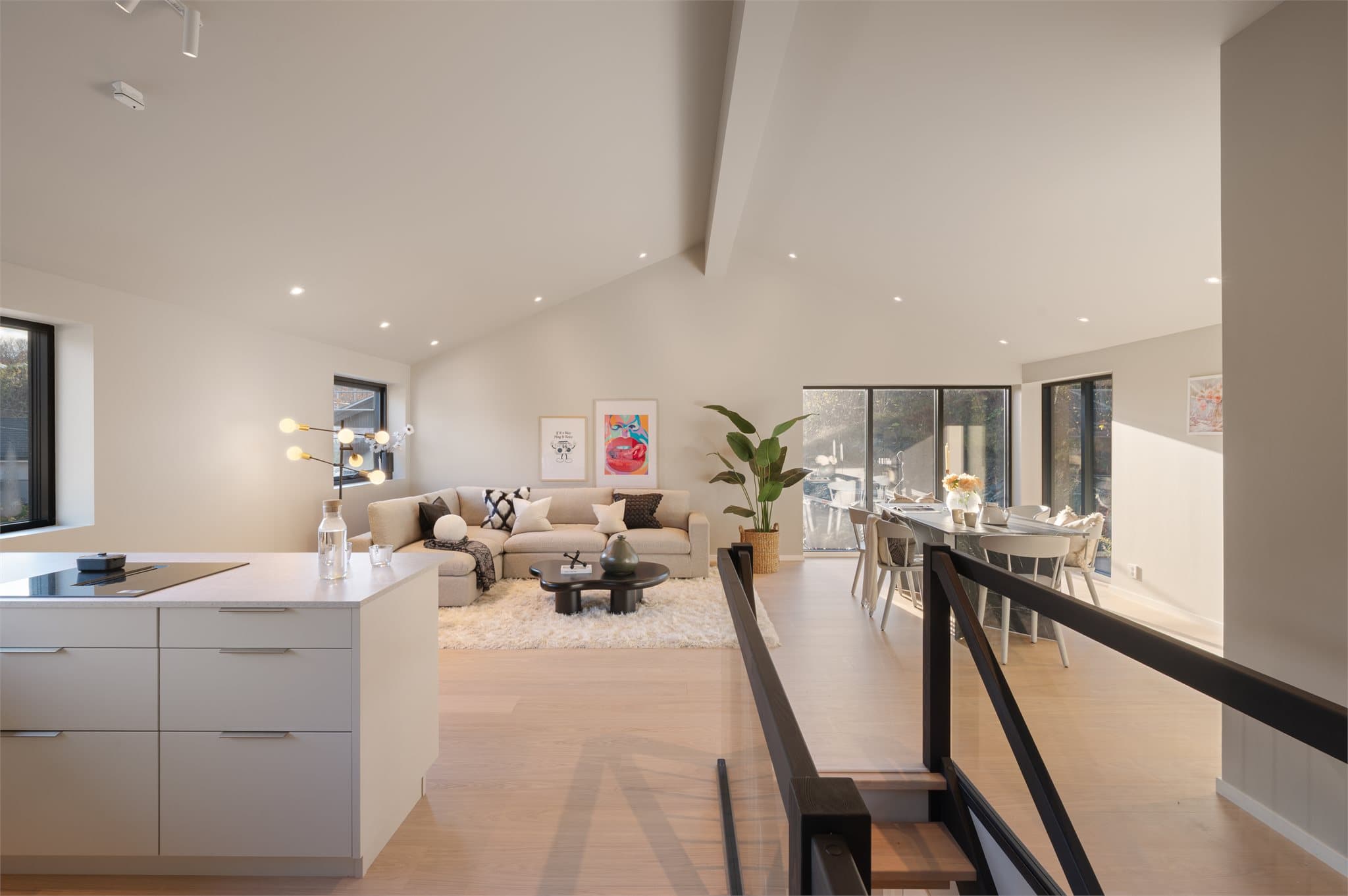 - Den åpne stue-/kjøkkenløsningen sørger for en sosial og åpen sone -