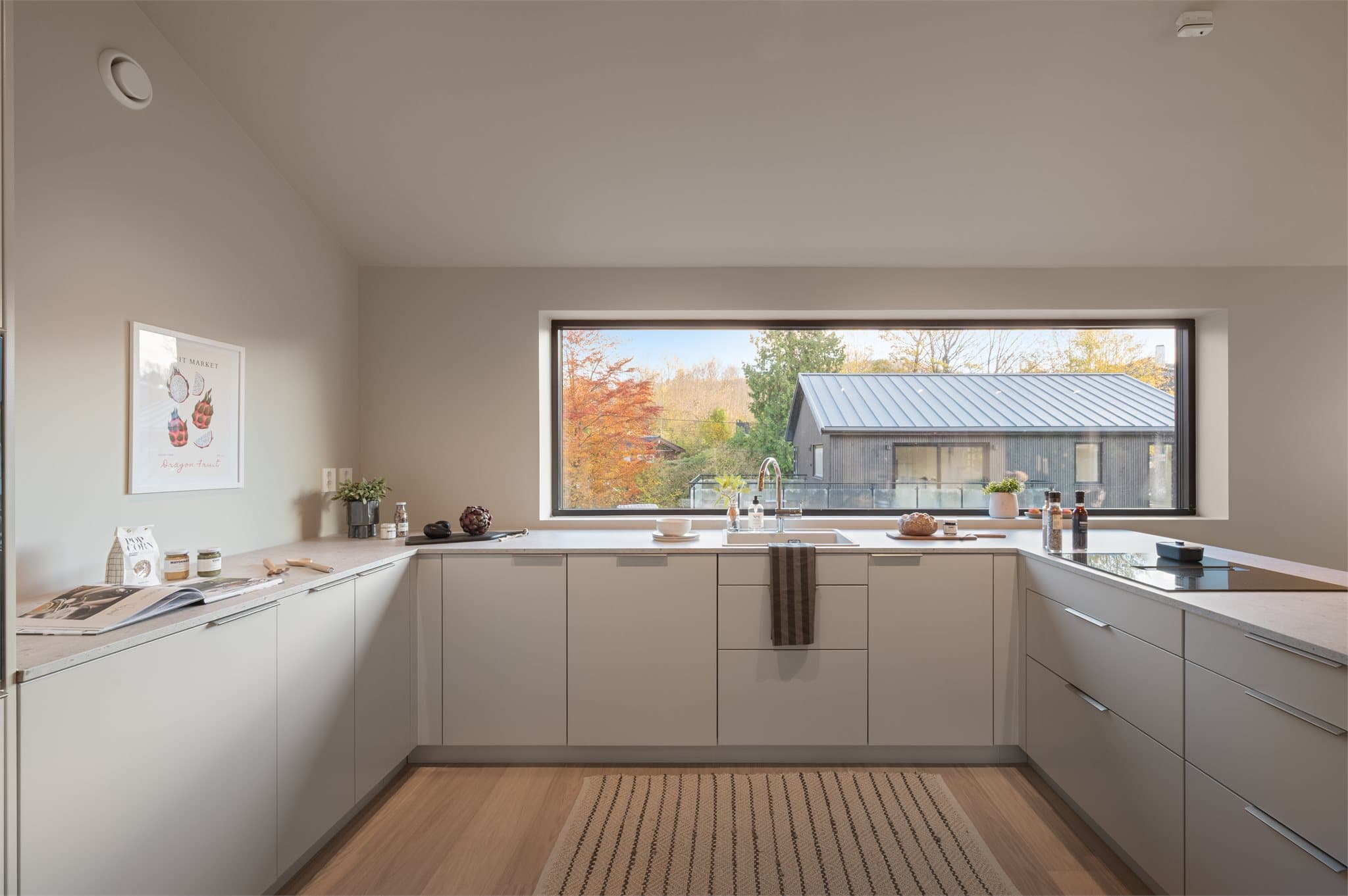 - Kjøkkenet har rikelig med skap- og benkeplass til glede for husets kokk -