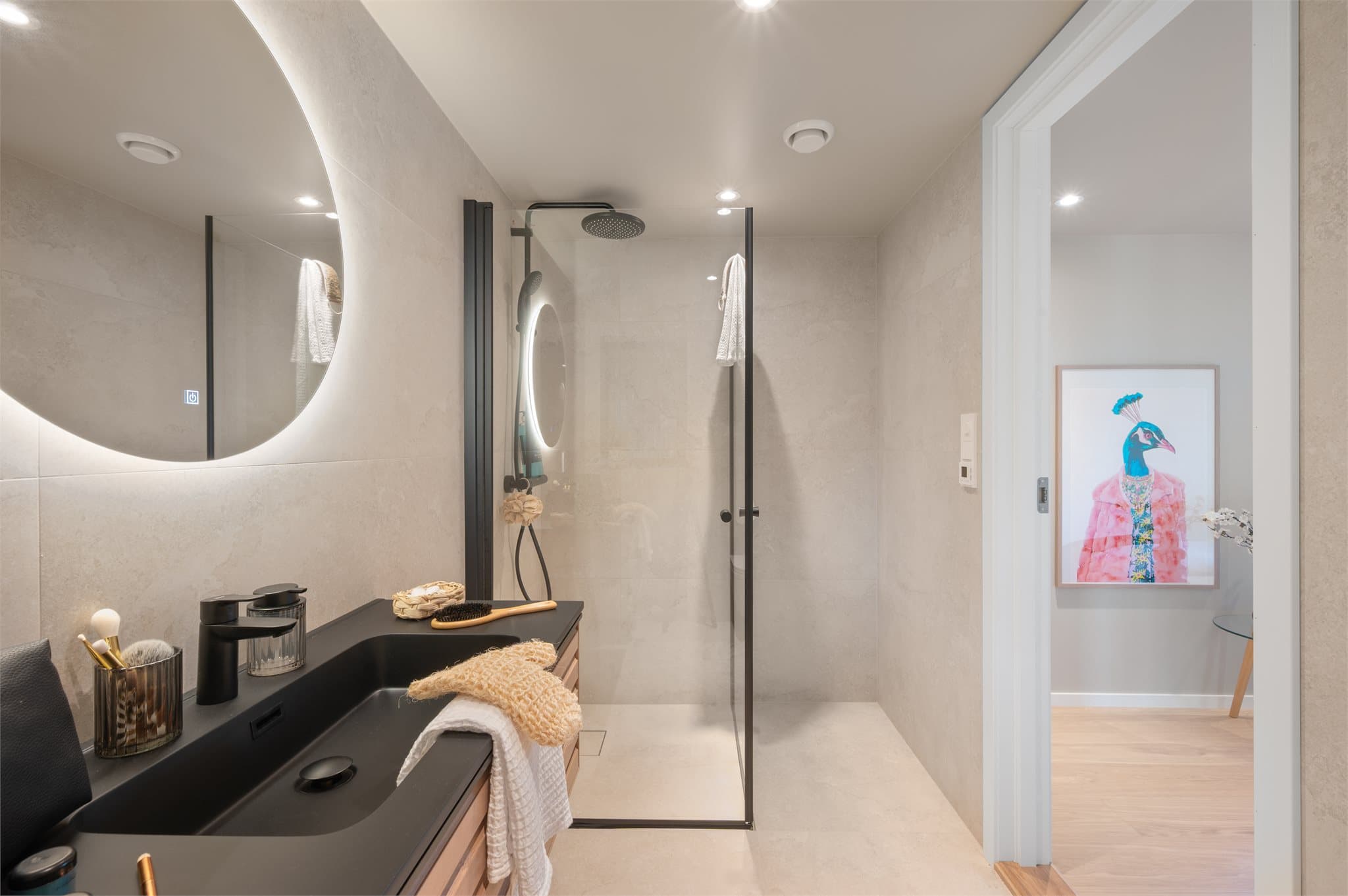 - Merk gjennomtenkte detaljer som at sluk ligger sentrert og skjult i flismønsteret -