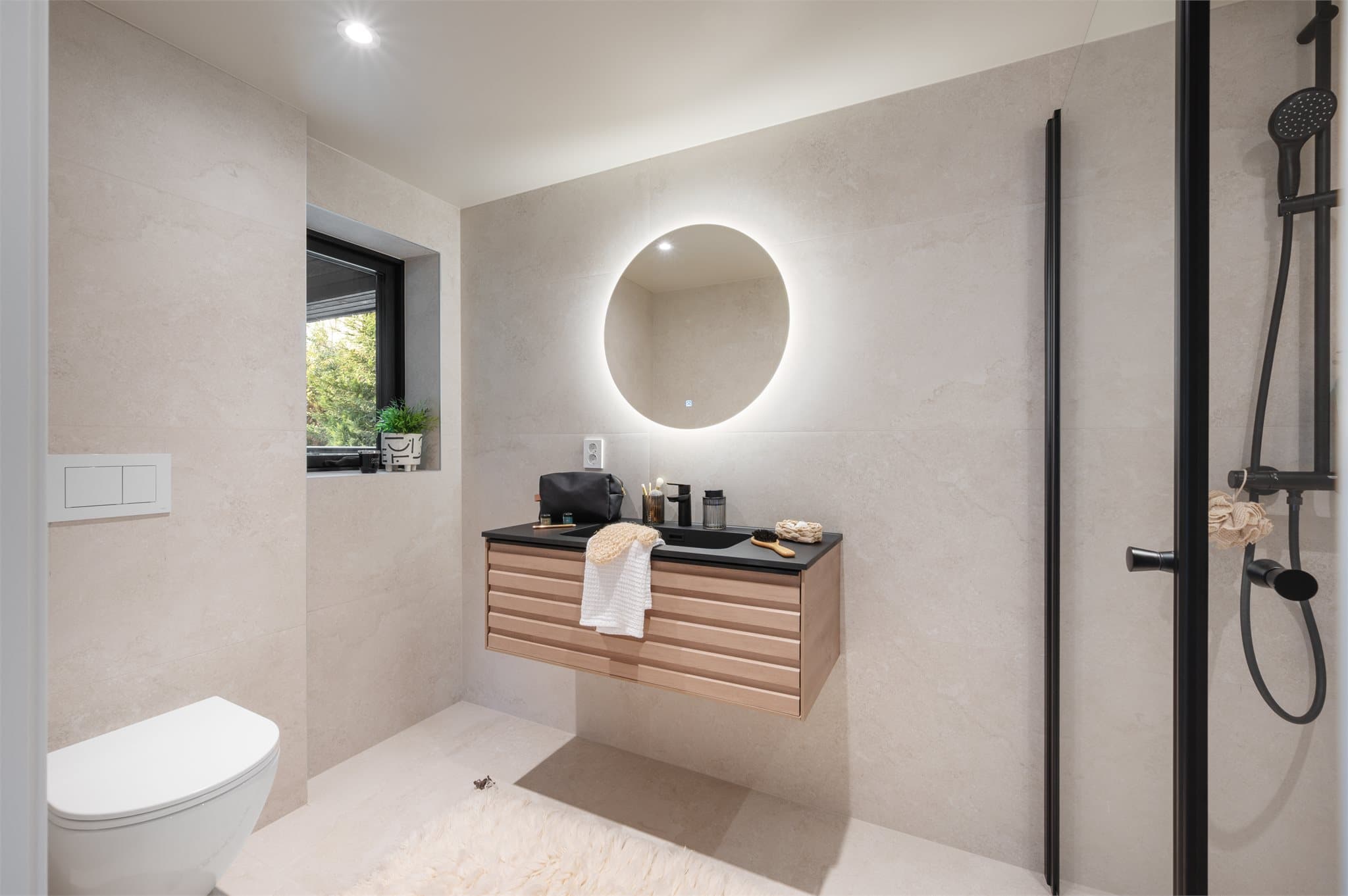 - Badene er utført med moderne 60 × 60 cm fliser i tidløs, nordisk stil -