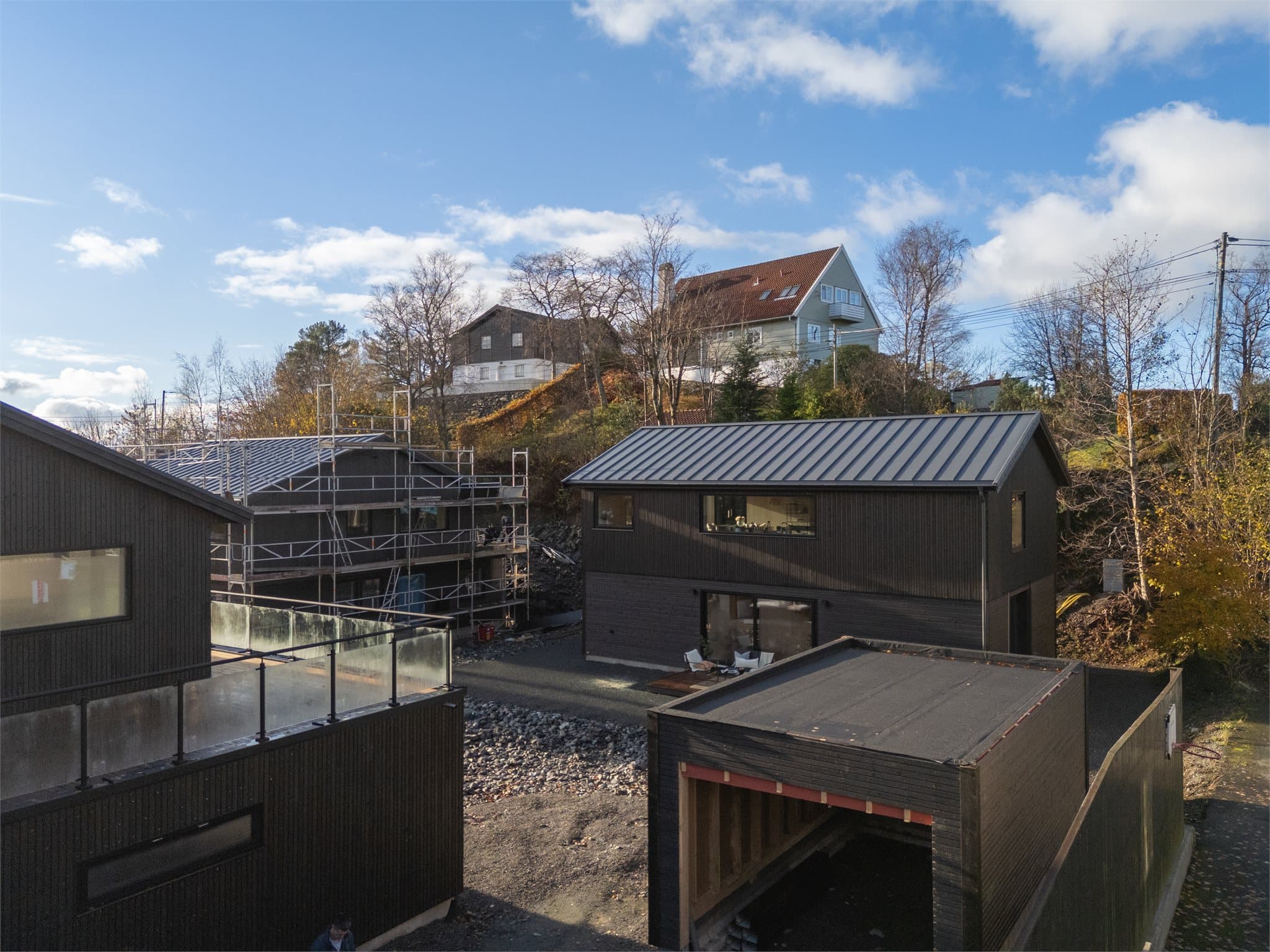 - Parkering i garasje som ligger i front av huset -