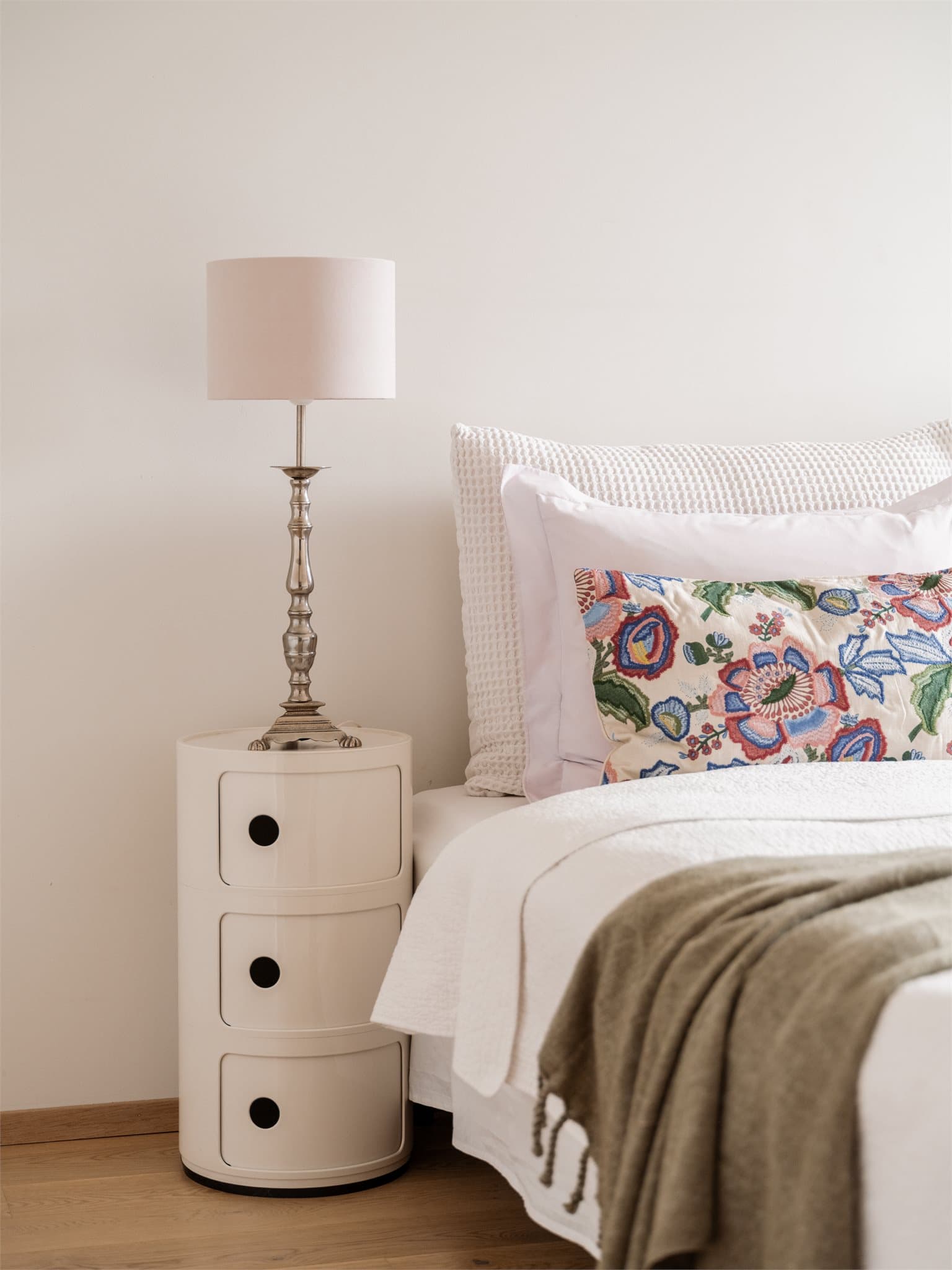 Lyst og rolig soverom med behagelige farger og god romfølelse.