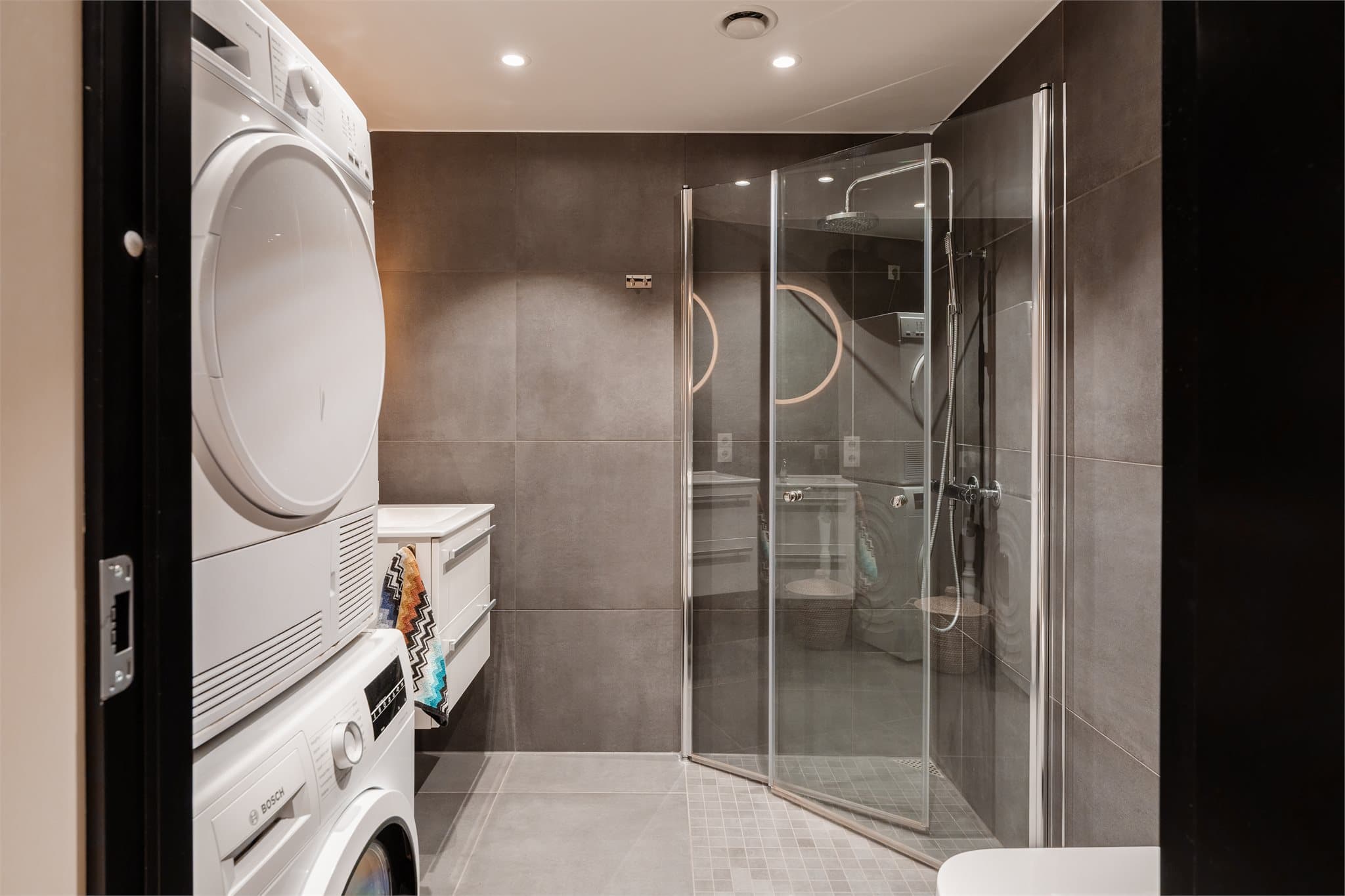 Badet er et prefabrikkert baderom med flislagte overflater og vannbåren gulvvarme, som gir god komfort