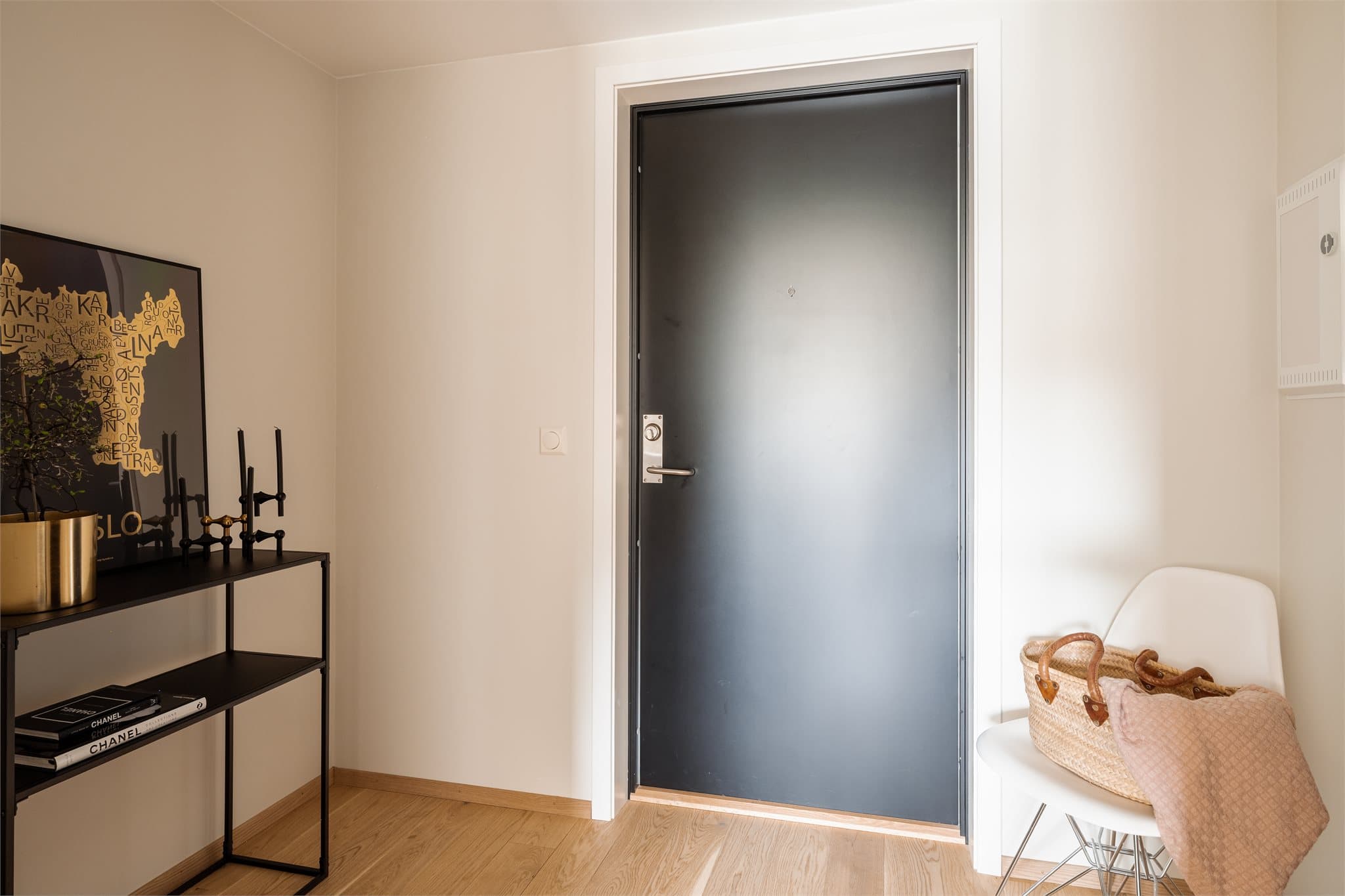 Det er god plass til oppbevaring av yttertøy og sko, og området fremstår som ryddig og funksjonelt