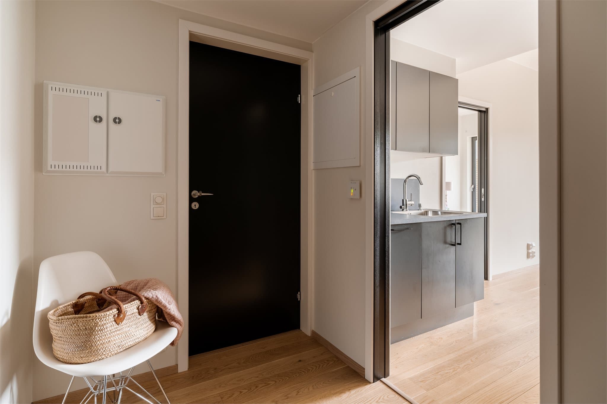 Praktisk og innbydende entré med lyse overflater som gir et rent og moderne uttrykk
