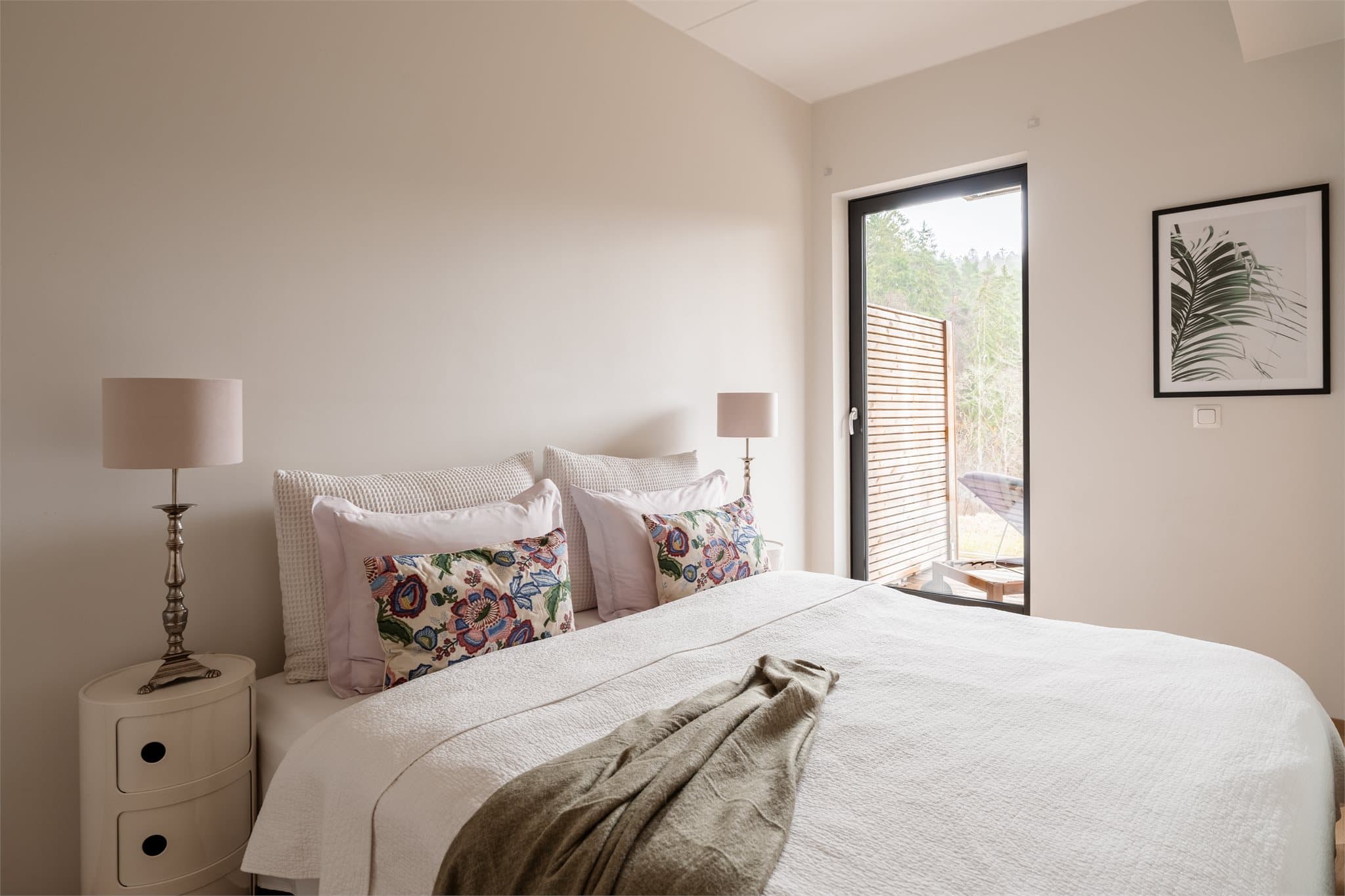 Det er plass til dobbeltseng med tilhørende møblement, samt gode oppbevaringsmuligheter i garderobe