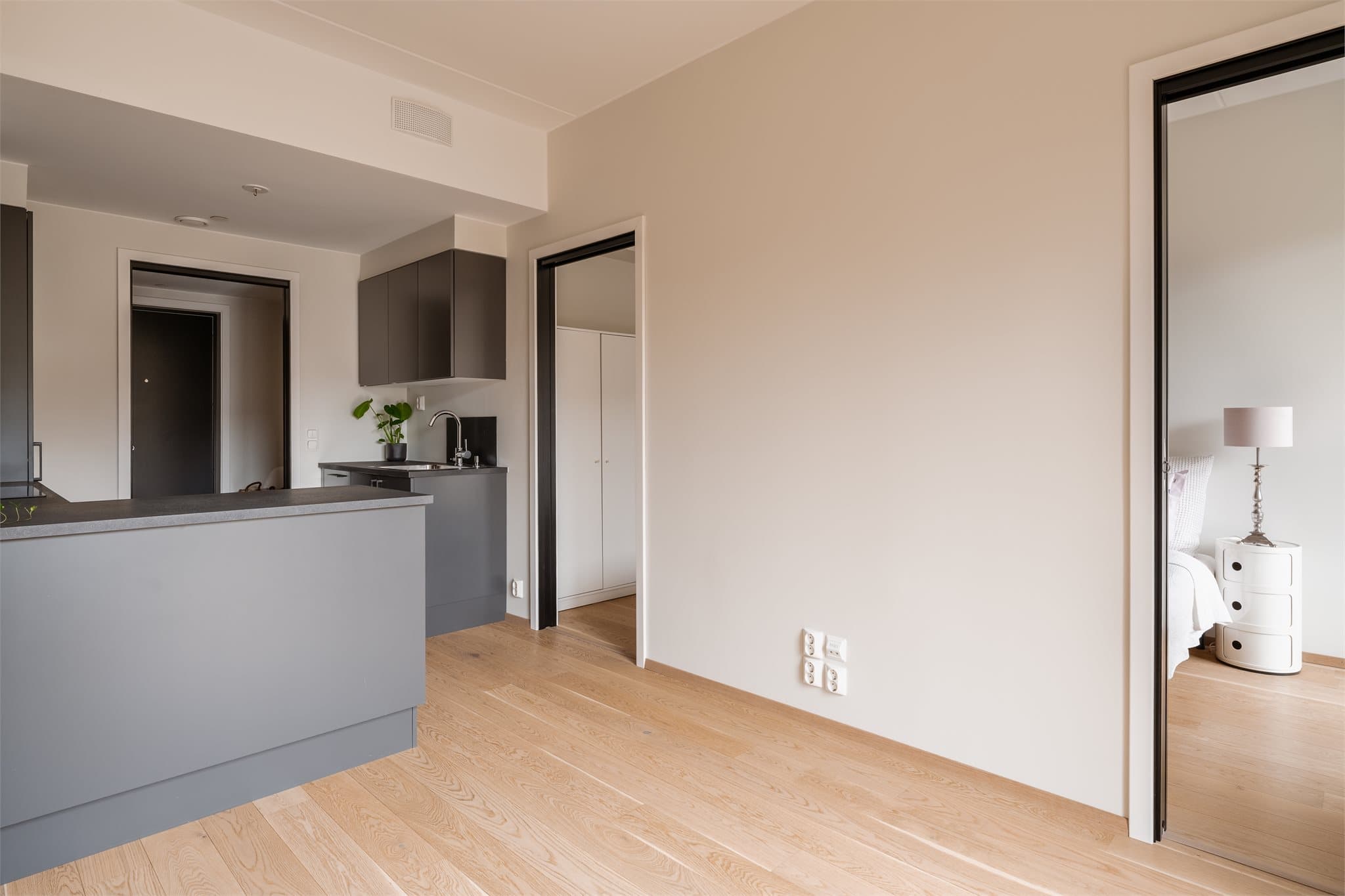 Fra stuen har du inngang til soverommet fra to sider