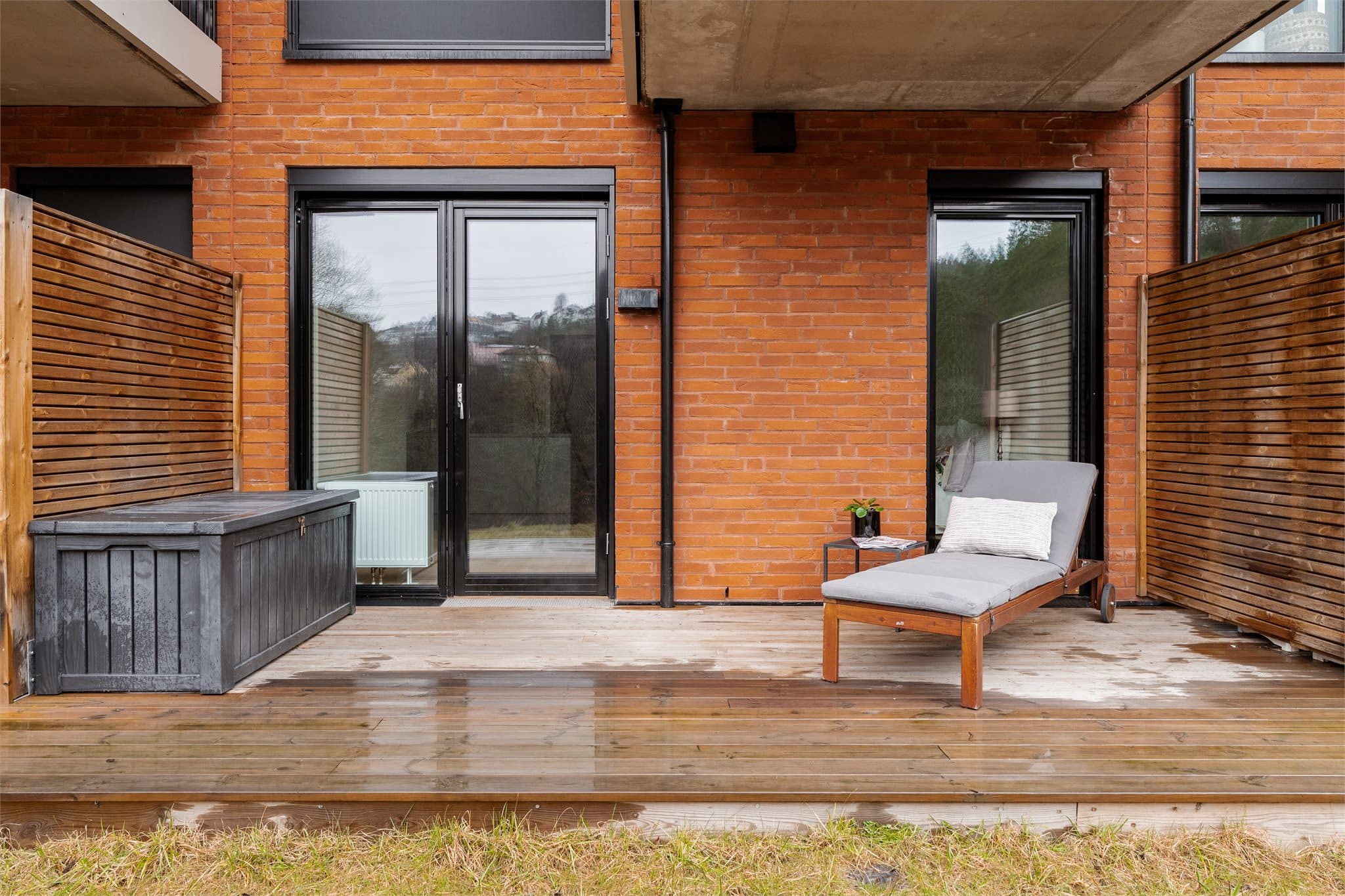 Terrassen er skjermet og med naturskjønne omgivelser og gode solforhold