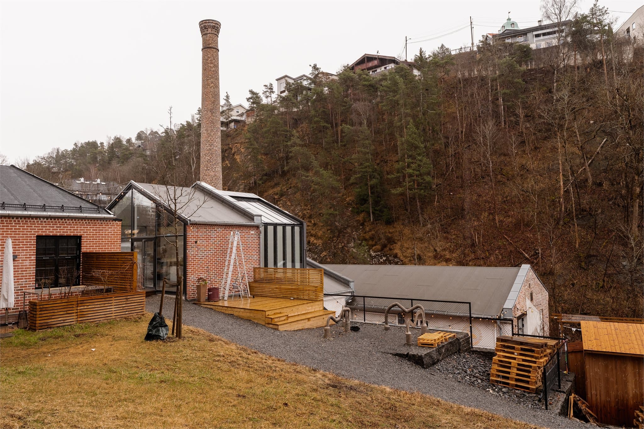 Rett ved boligen ligger det gamle kruttverket som er transformert til et stemningsfullt område med to gode badstuer og Oslos koseligste bar og kafé. Mange opplever fortsatt stedet som en hemmelig perle for «de som vet». Velkommen til Oslos urskog!