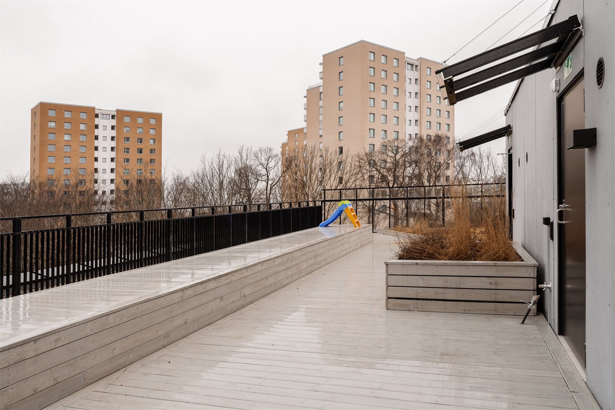 I tilleg til din egen terrasse er det 2 flotte felles takterrasser i borettslaget!