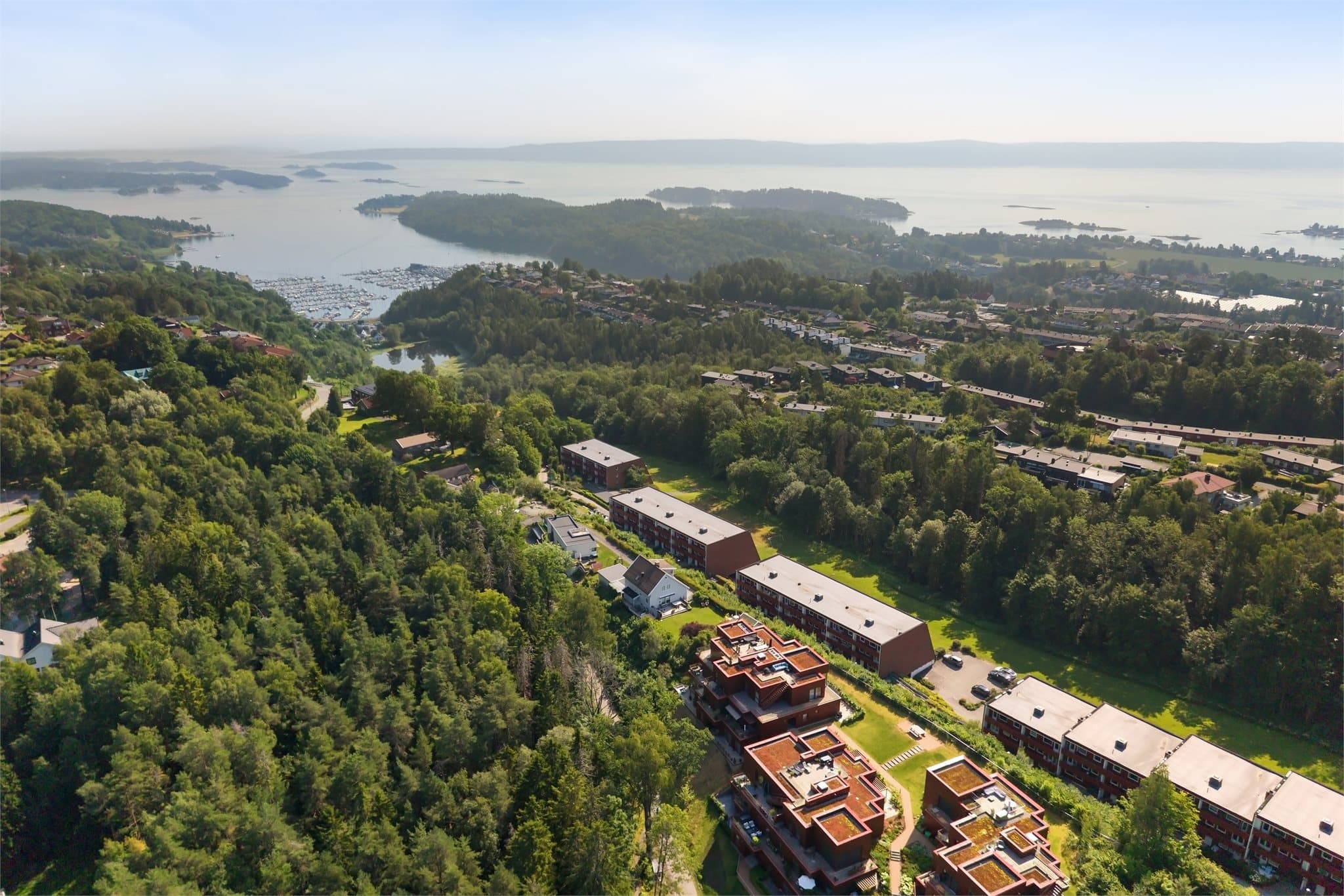 Beliggenheten sett fra luften. Midt mellom sjøen med Leangbukta marina og Asker sentrum.