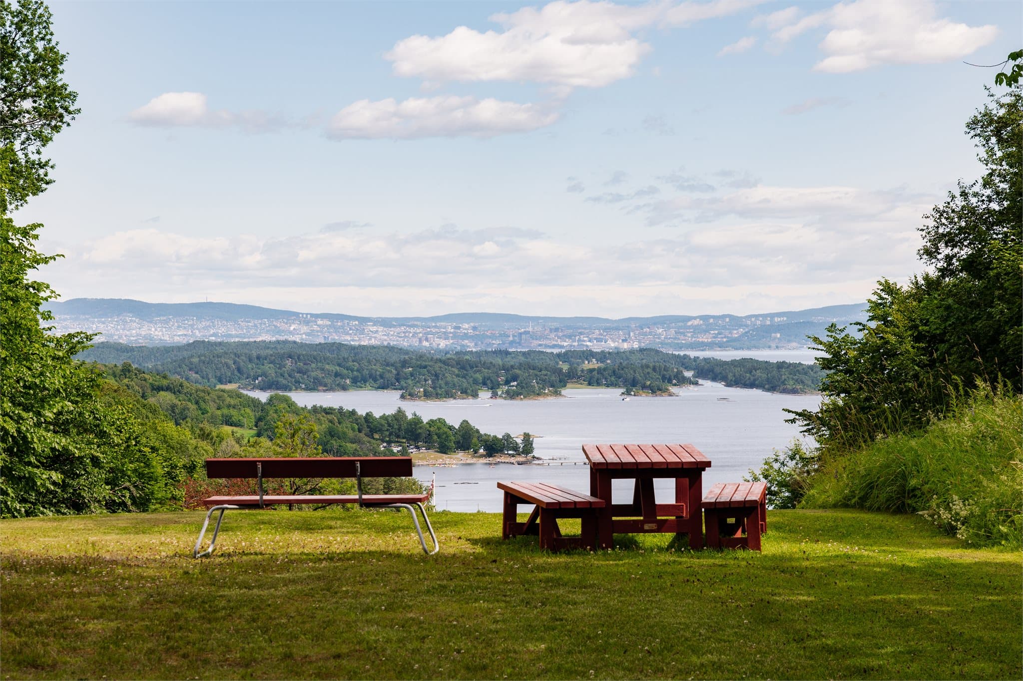 Store, parkmessige fellesarealer med hyggelige møteplasser og panoramautsikt mot Oslofjorden.