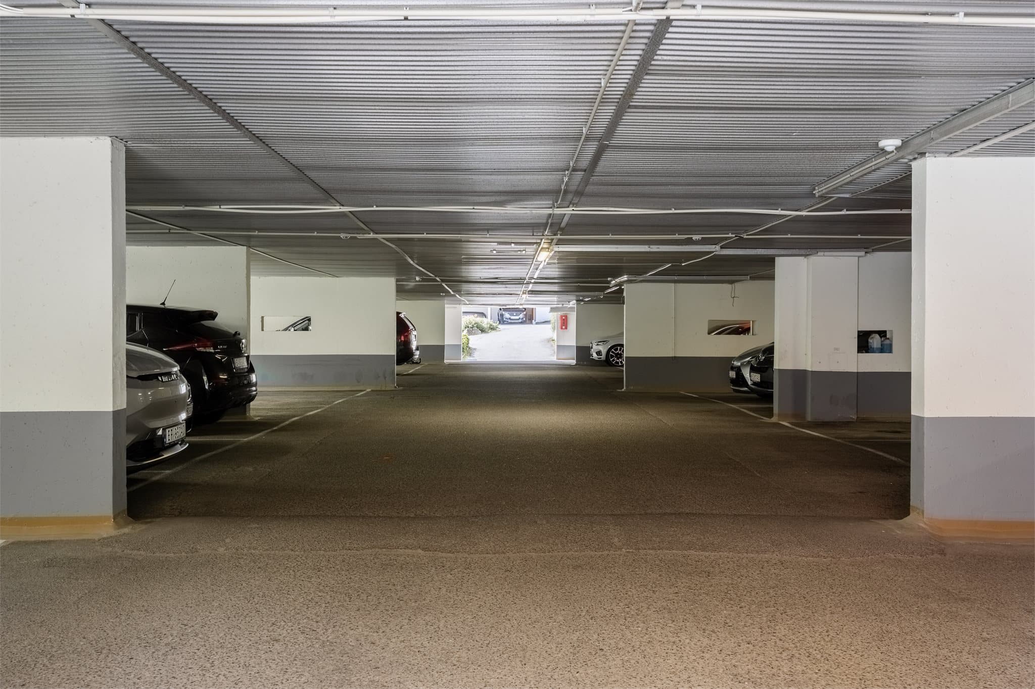 Egen plass i felles garasjeanlegg med oppvarmet nedkjørsel og nytt brannvarslingssystem.