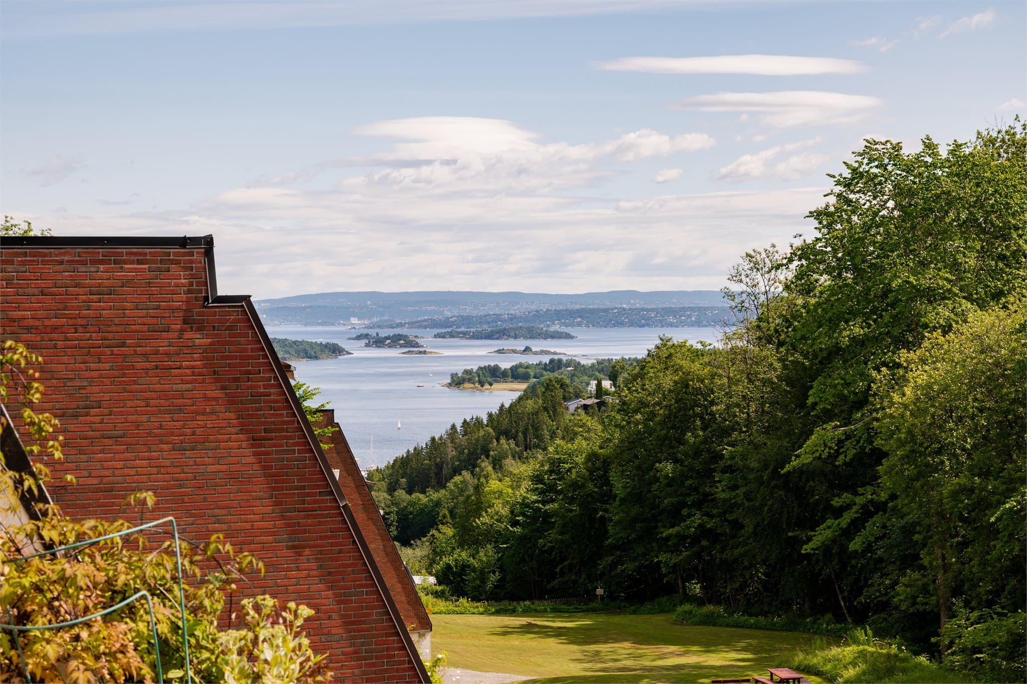 Utsikten fra terrassen. Middagsbukta og Oslofjorden rett utenfor stuedøren.