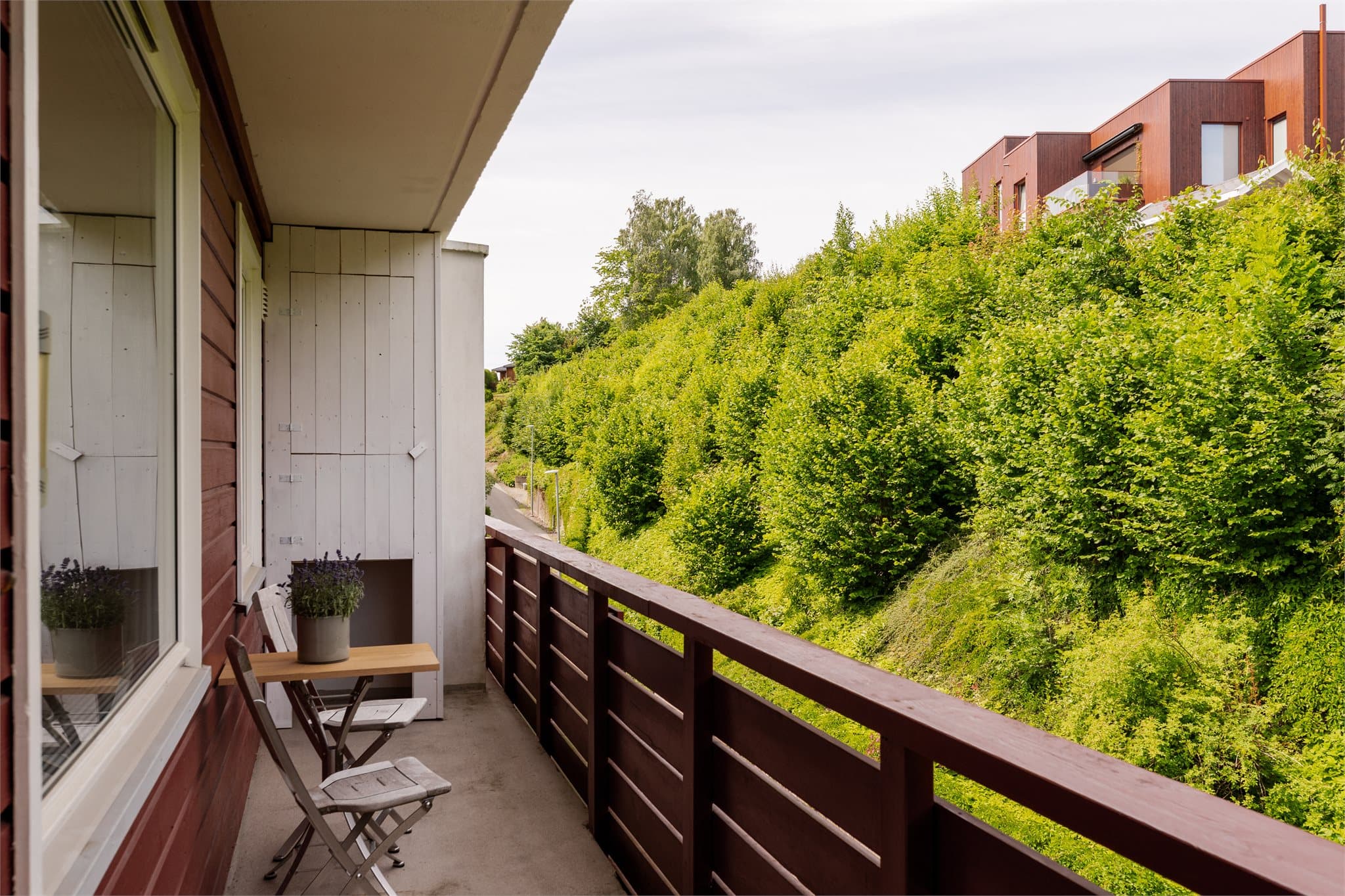 Balkongen ligger i direkte tilknytning til kjøkkenet og fanger den fine kveldssolen.