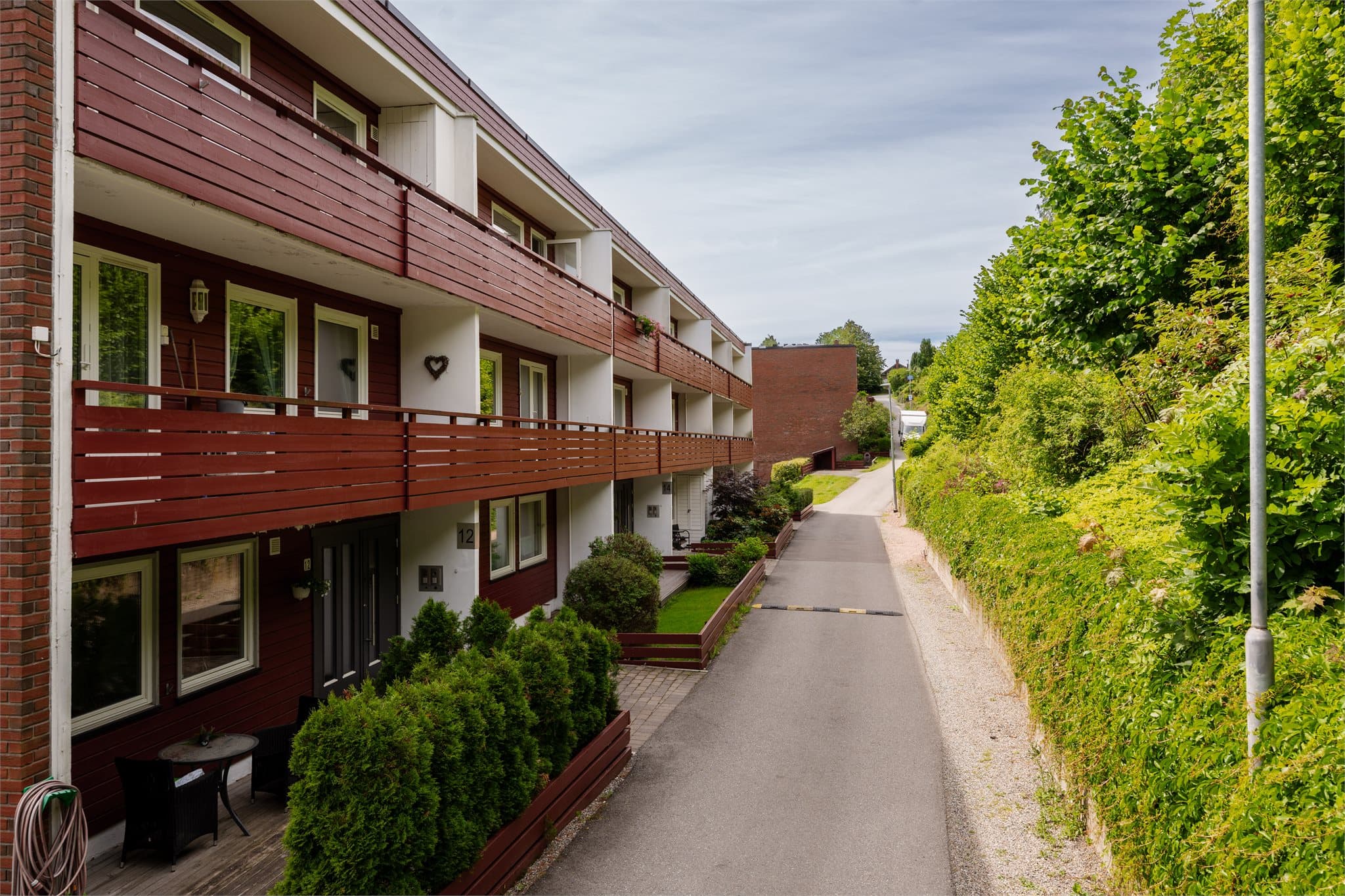 Rolig og bilfritt med gangvei helt frem til inngangspartiet. Kun to etasjer opp til leiligheten.