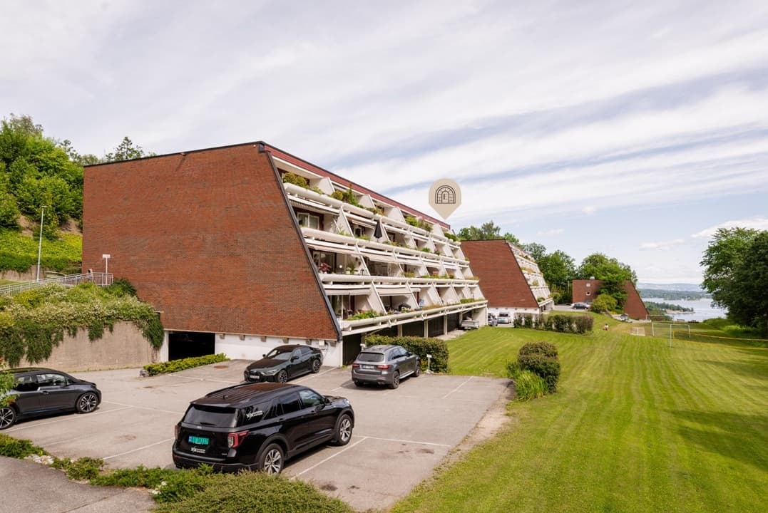 Leiligheten ligger øverst og i enden av bygget, i retning mot sjøutsikten.